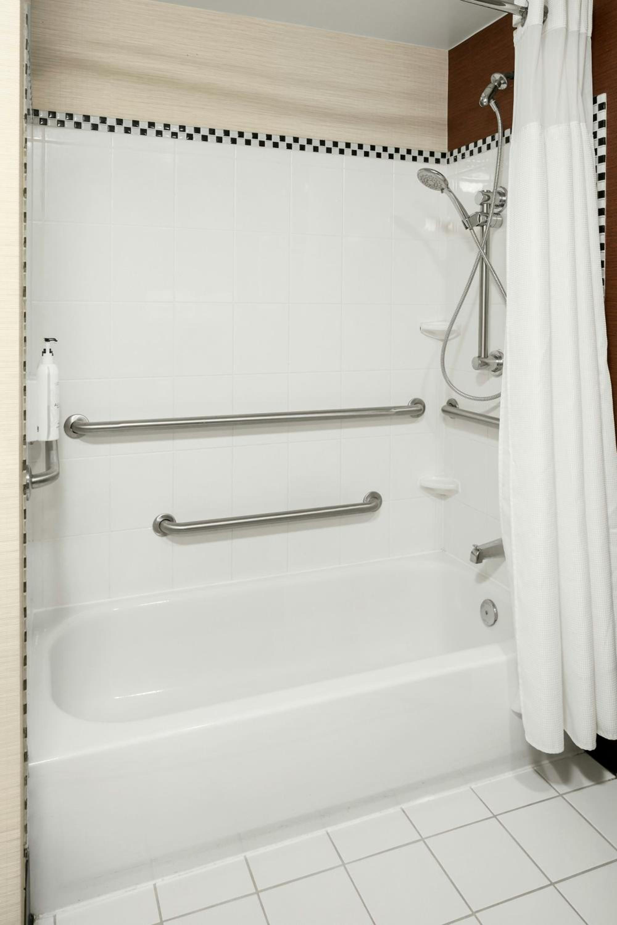 Studio with Two Queen Beds and Adapted Tub - Mobility and Hearing Accessible - Photo 5