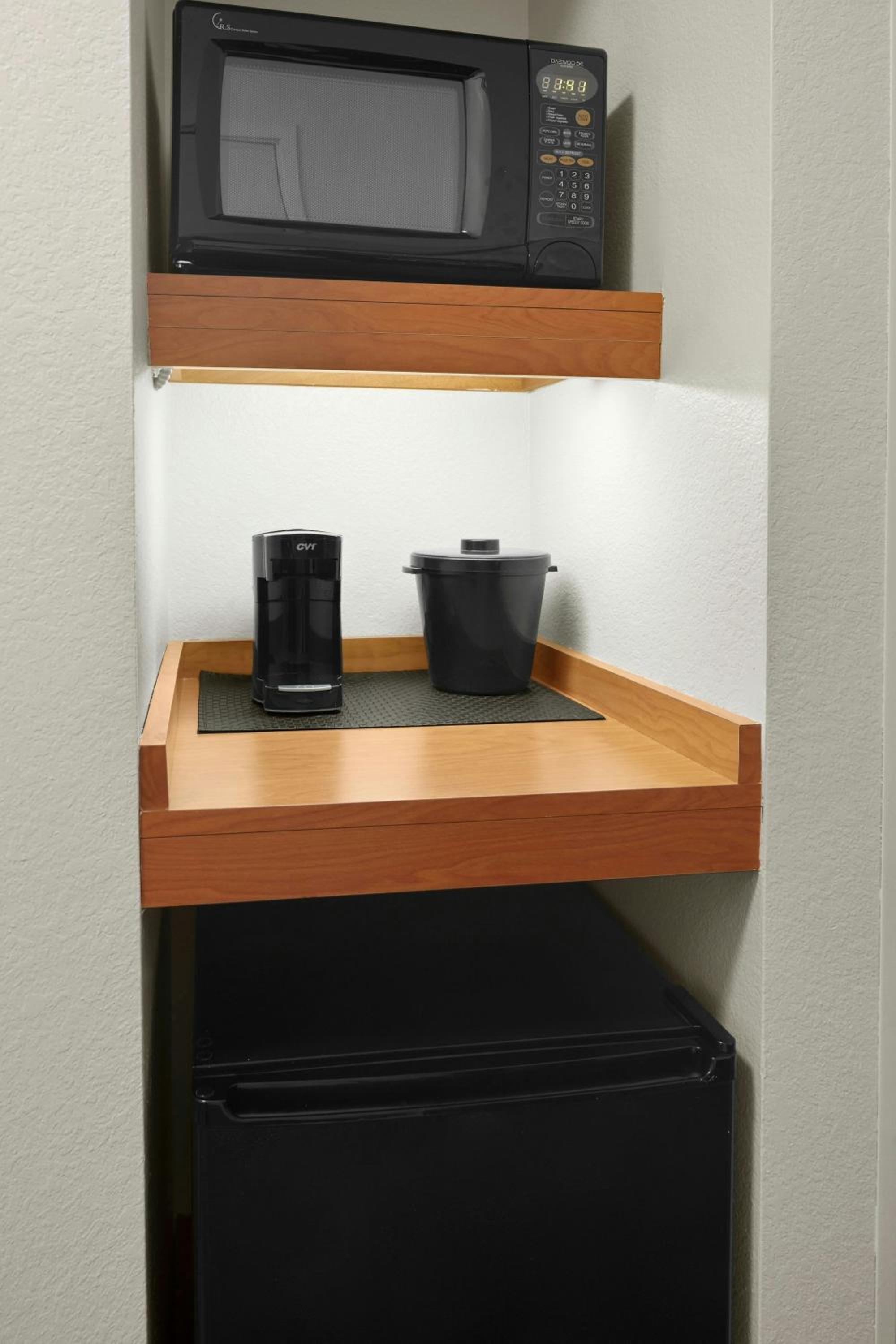 Studio with Two Queen Beds and Adapted Tub - Mobility and Hearing Accessible - Photo 4