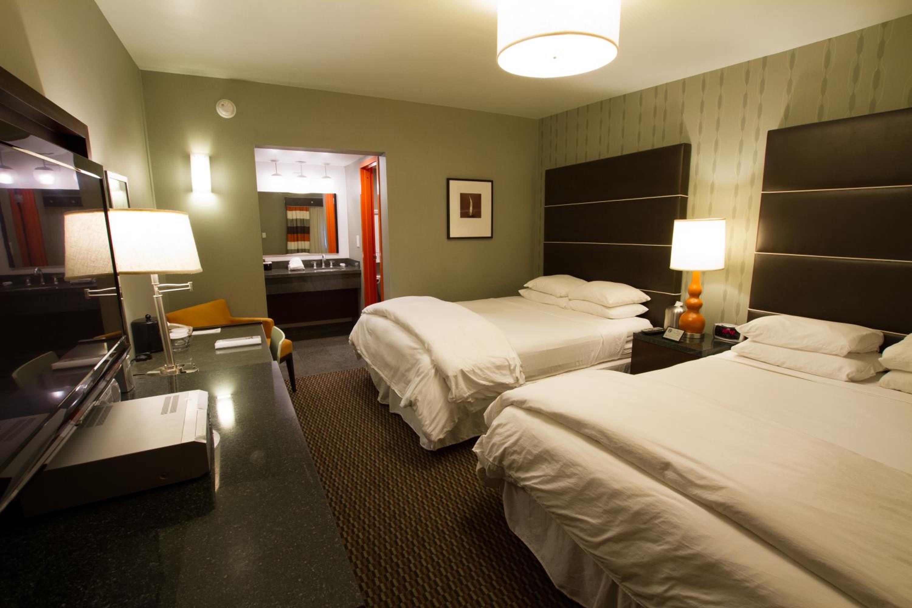 Deluxe Double Queen Room - Photo 8