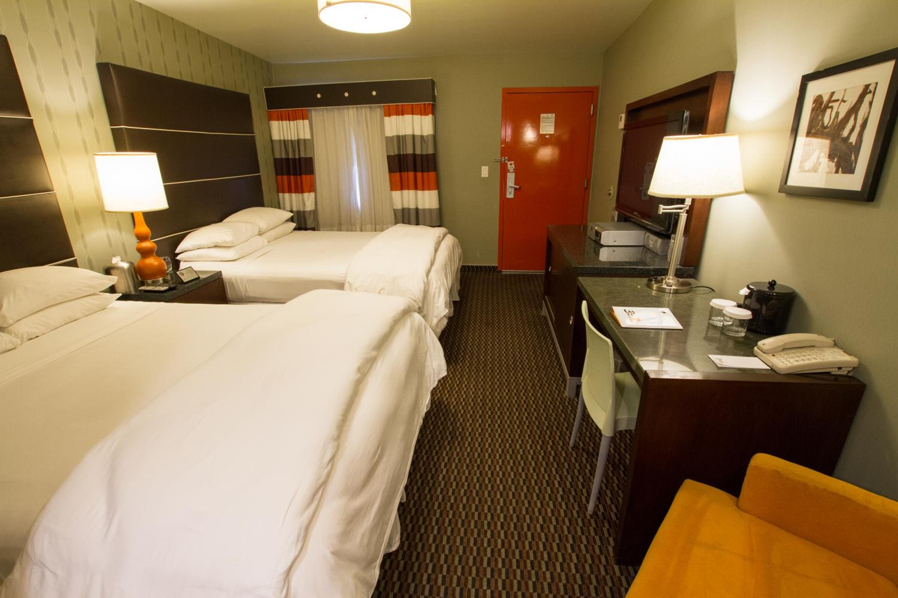 Deluxe Double Queen Room - Photo 4