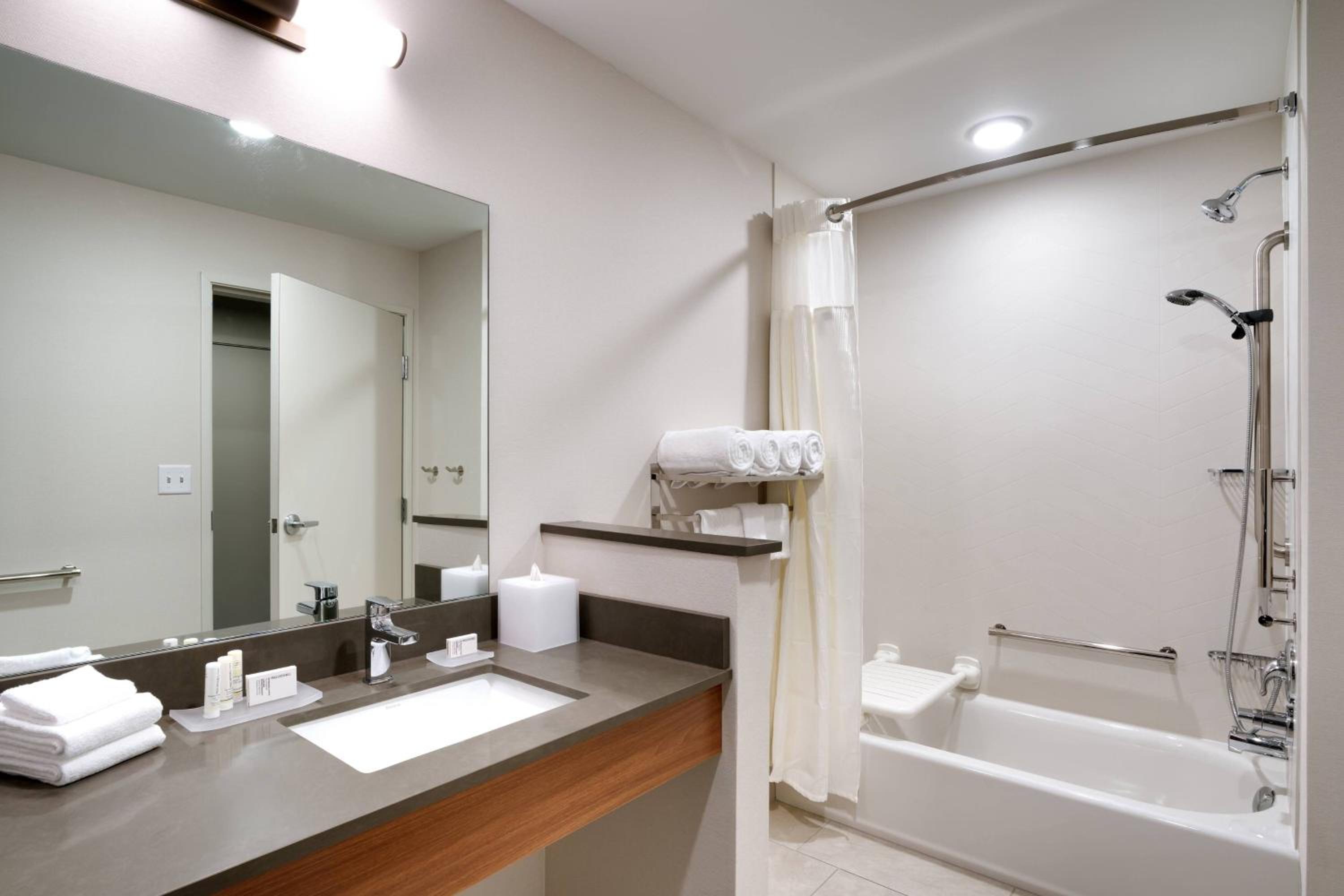Double Room with Two Double Beds and Bathtub - Mobility Access/Hearing Accessible - Photo 6