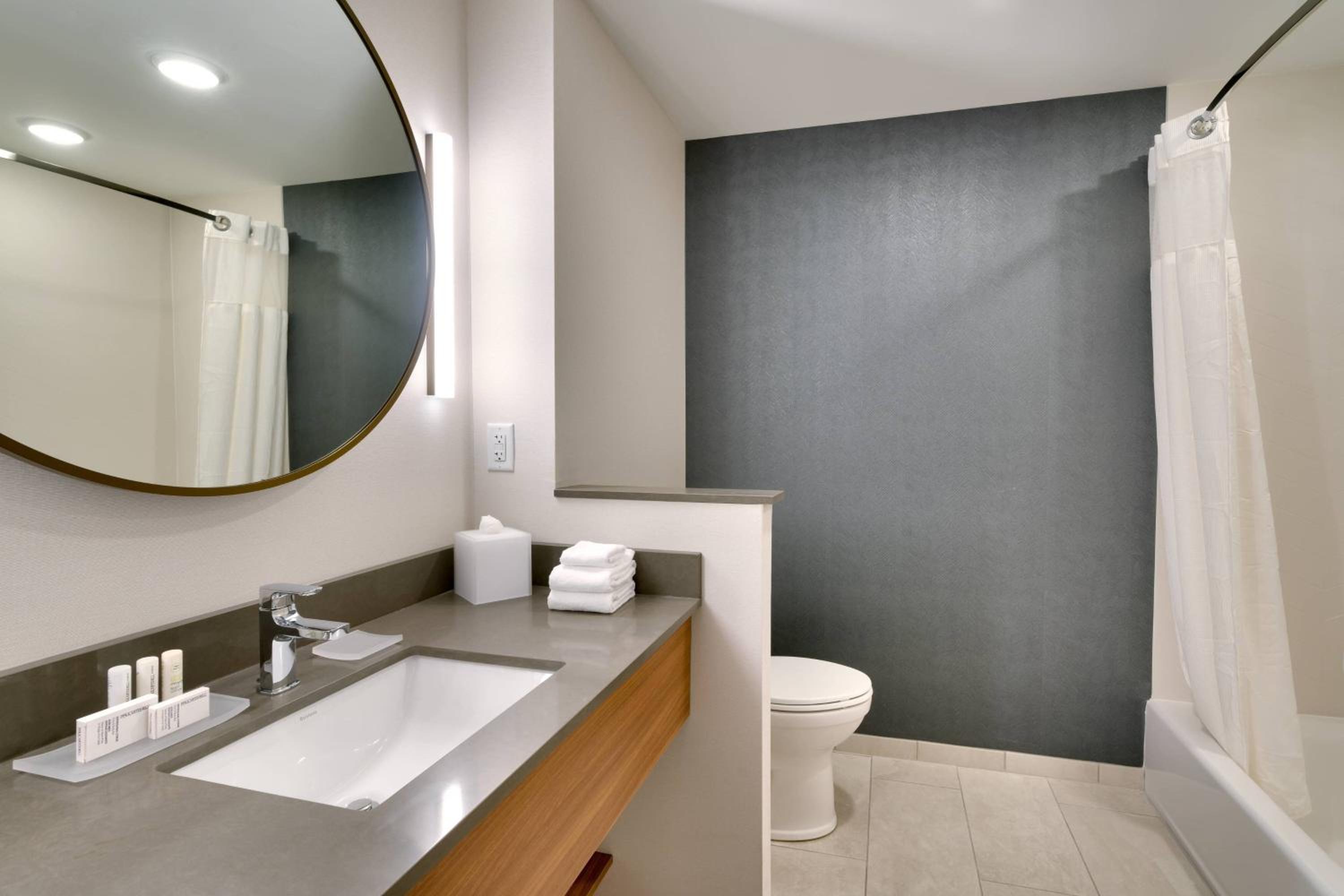 Double Room with Two Double Beds and Bathtub - Mobility Access/Hearing Accessible - Photo 5