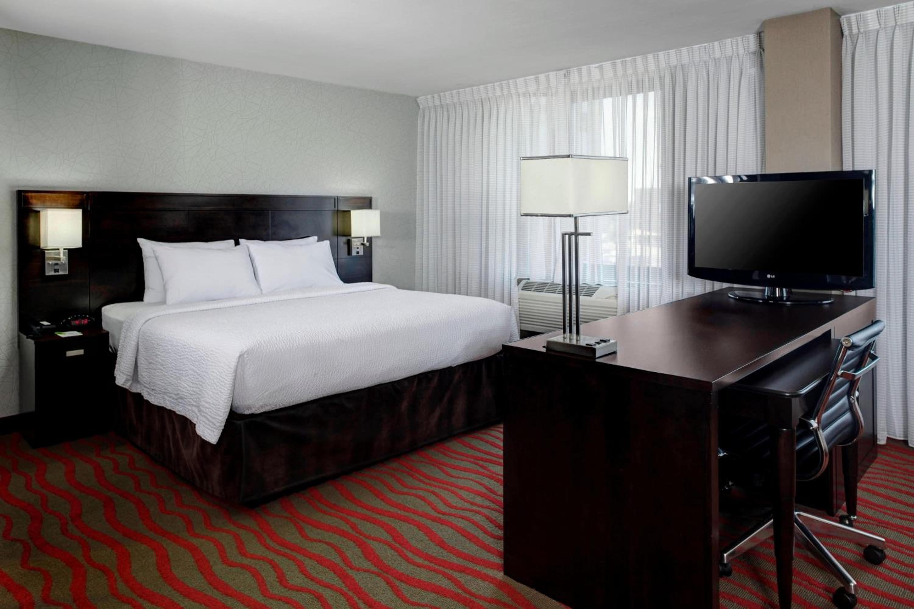 King Room with Bathtub - Mobility Access/Hearing Accessible - Photo 1