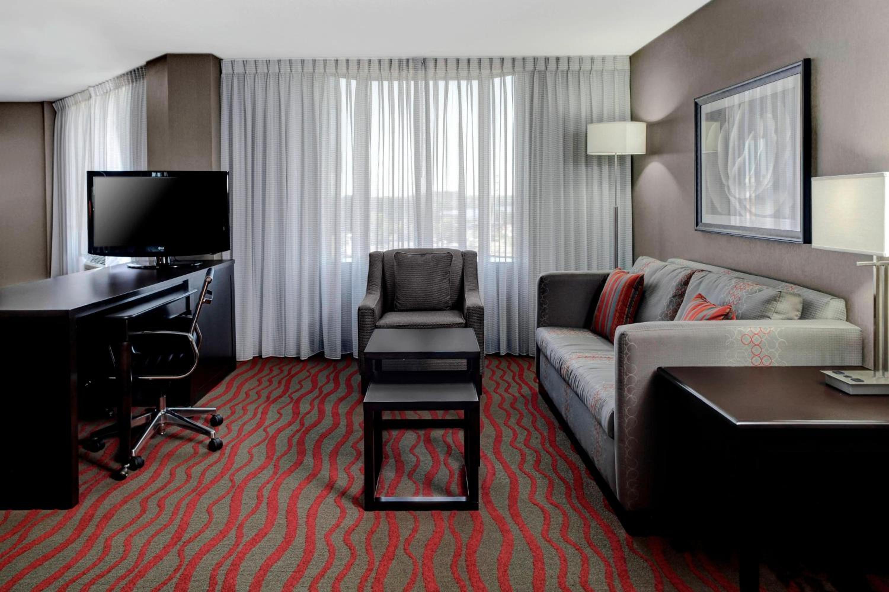 King Room with Bathtub - Mobility Access/Hearing Accessible - Photo 2