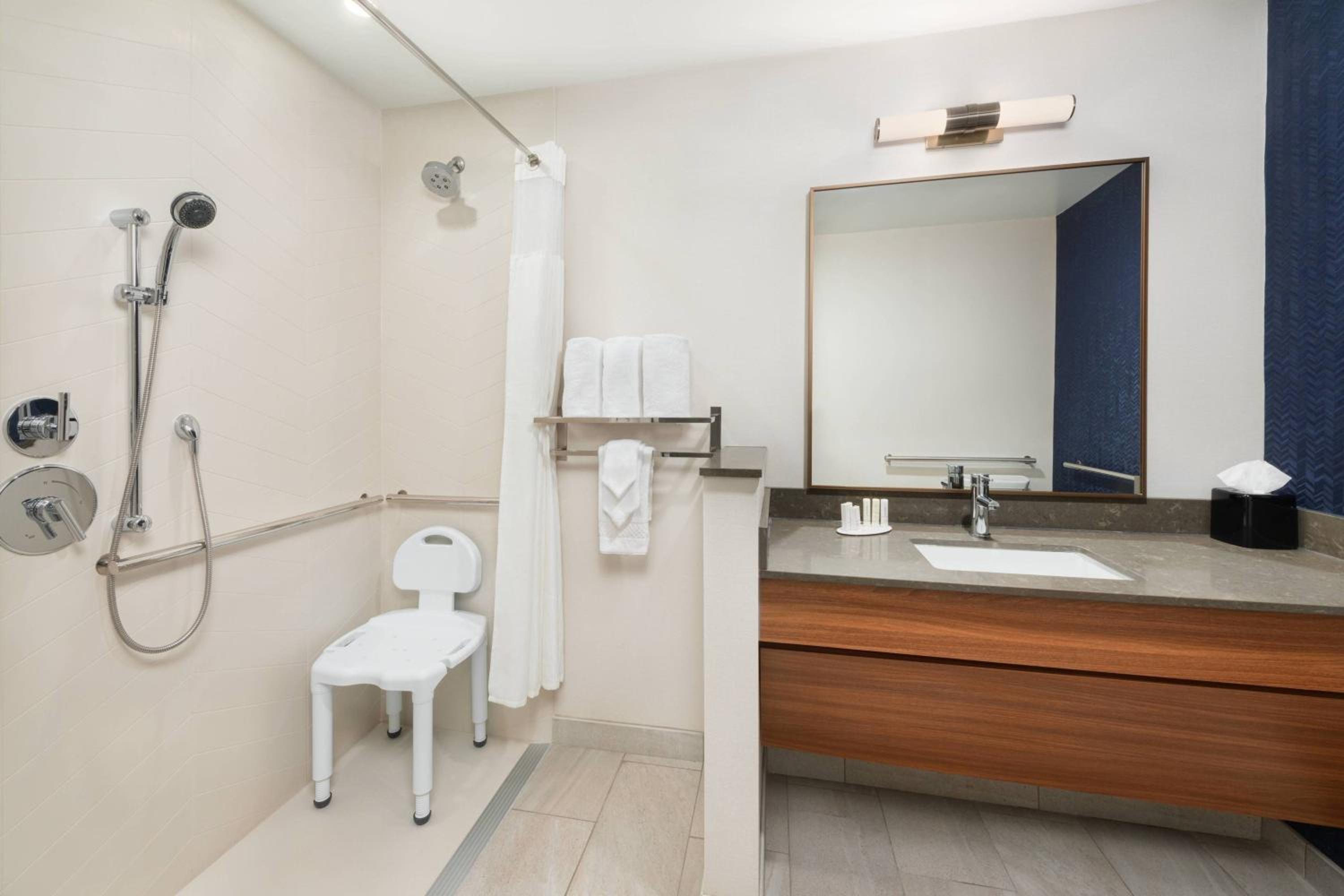 King Room with Roll-In Shower - Mobility Accessible photo 3