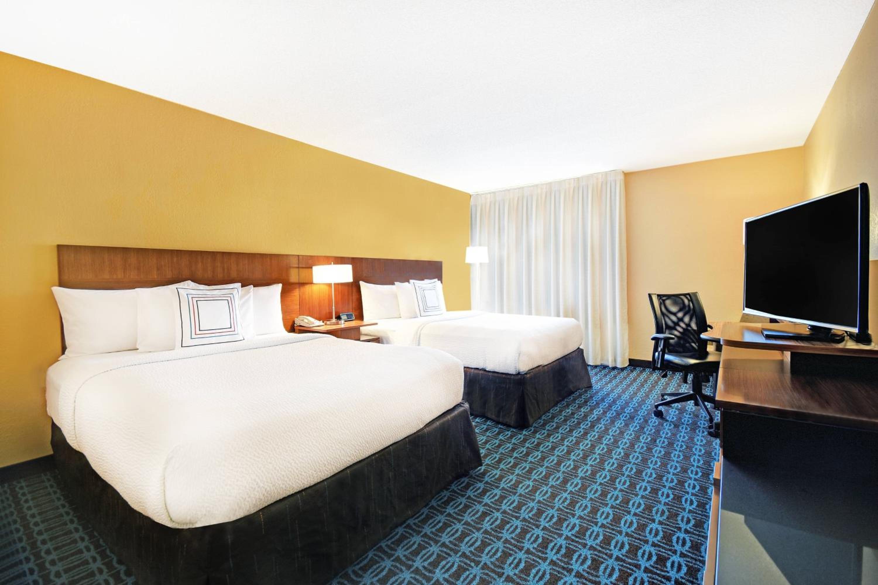 Queen Room with Two Queen Beds and Adapted Tub - Mobility Accessible - Photo 1
