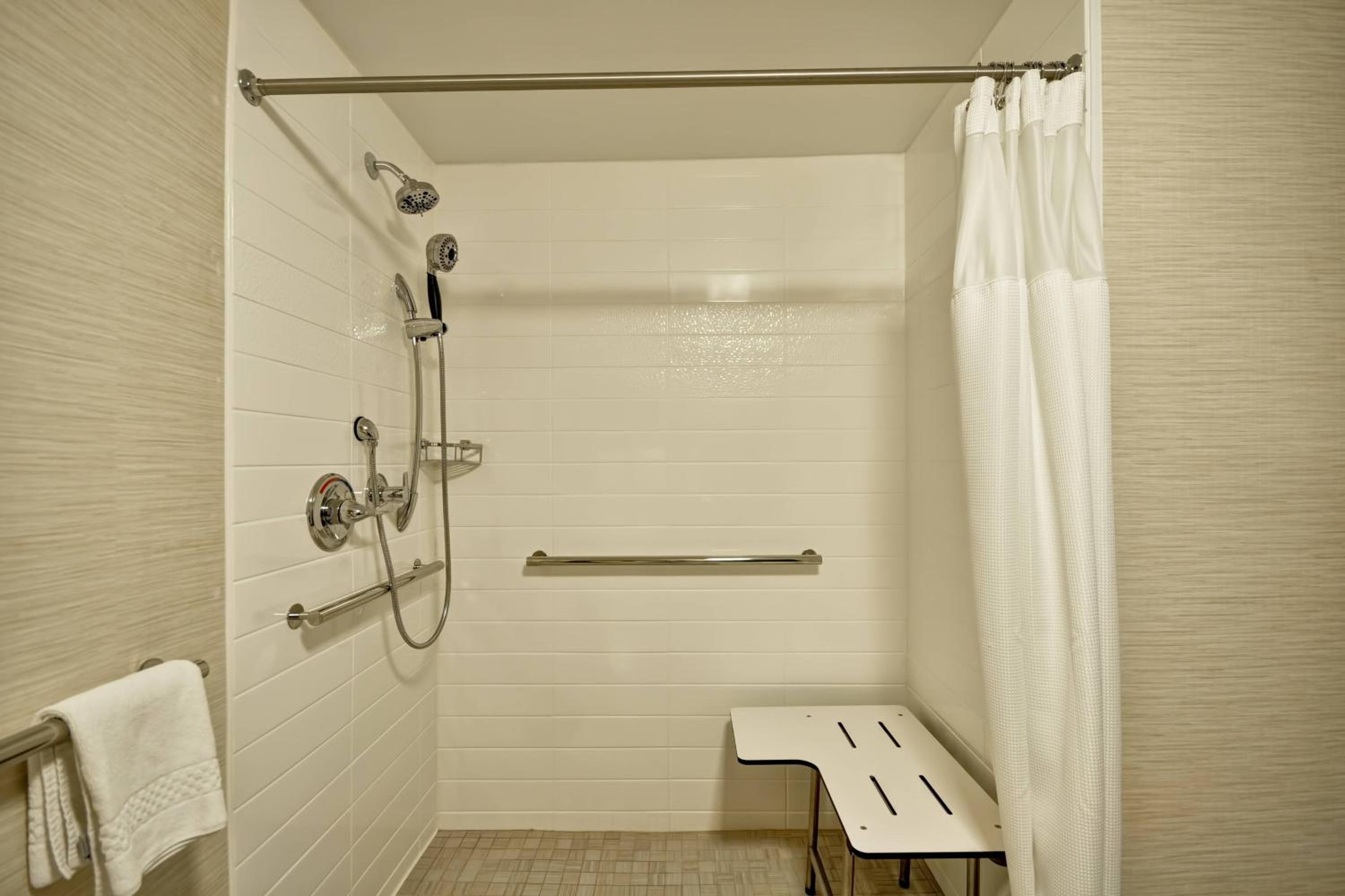 King Room with Roll-In Shower - Disability Access - Photo 4