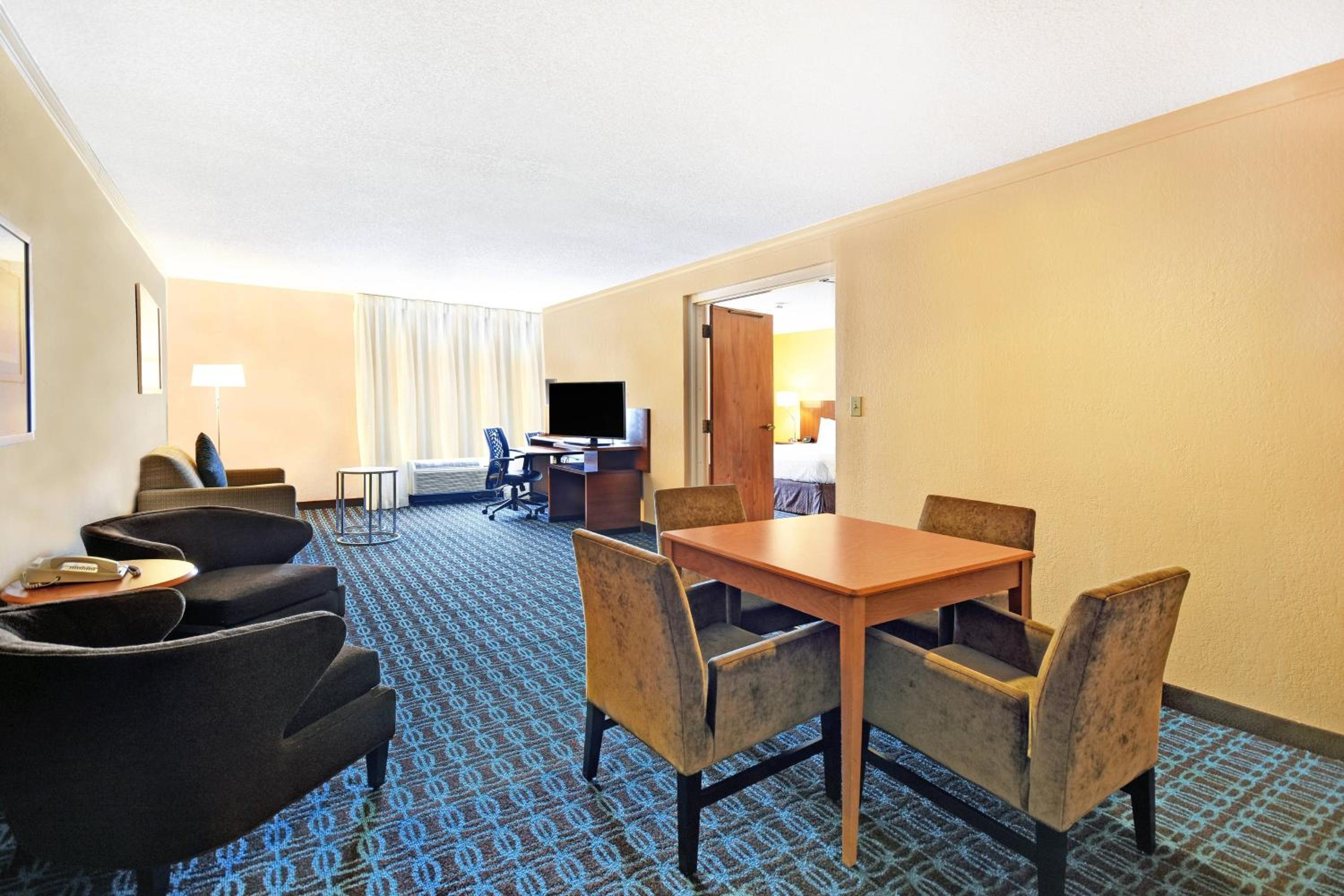 One-Bedroom King Suite with Sofa Bed - Communication Assistance - Photo 3