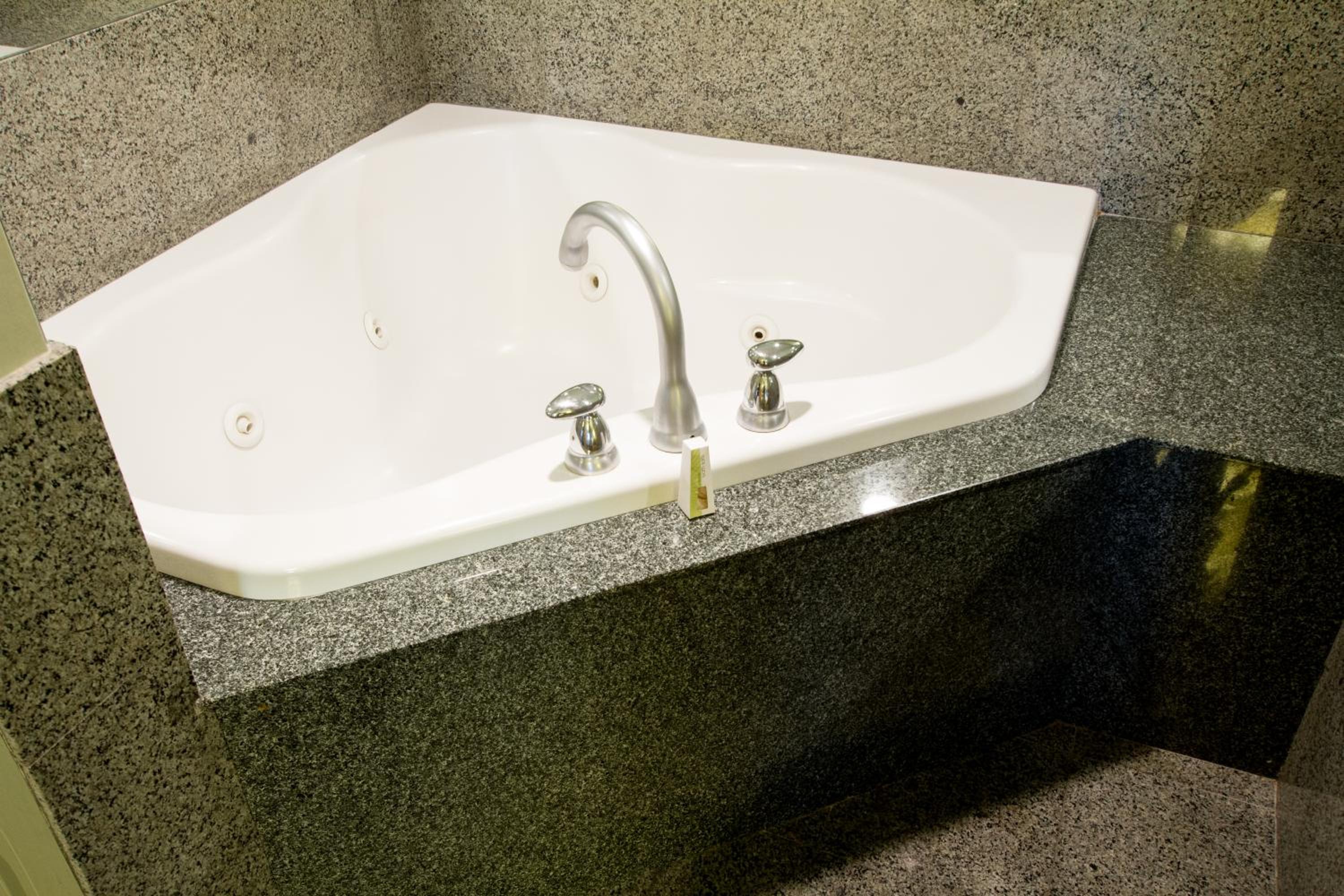 Deluxe King Room with Whirlpool - Photo 5