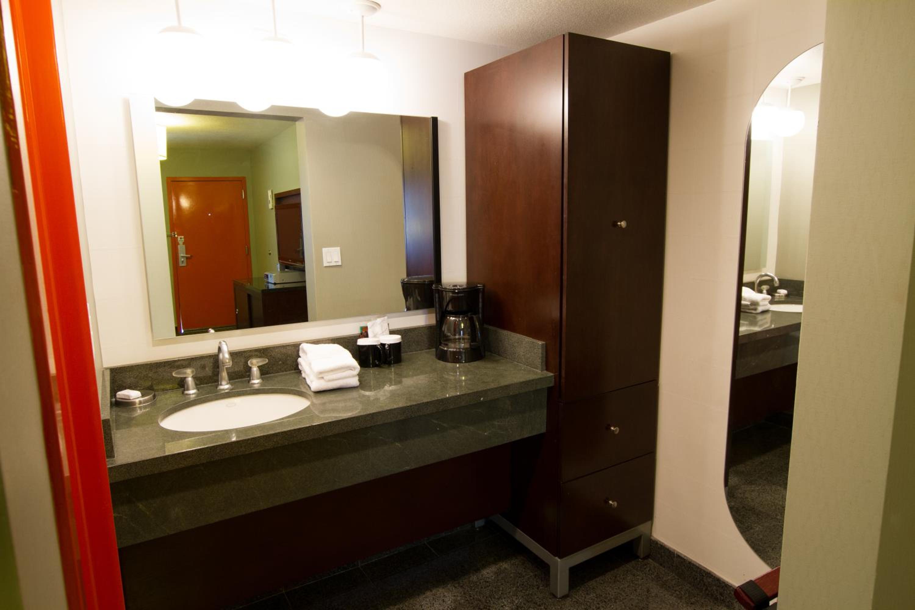 Deluxe King Room - Photo 4