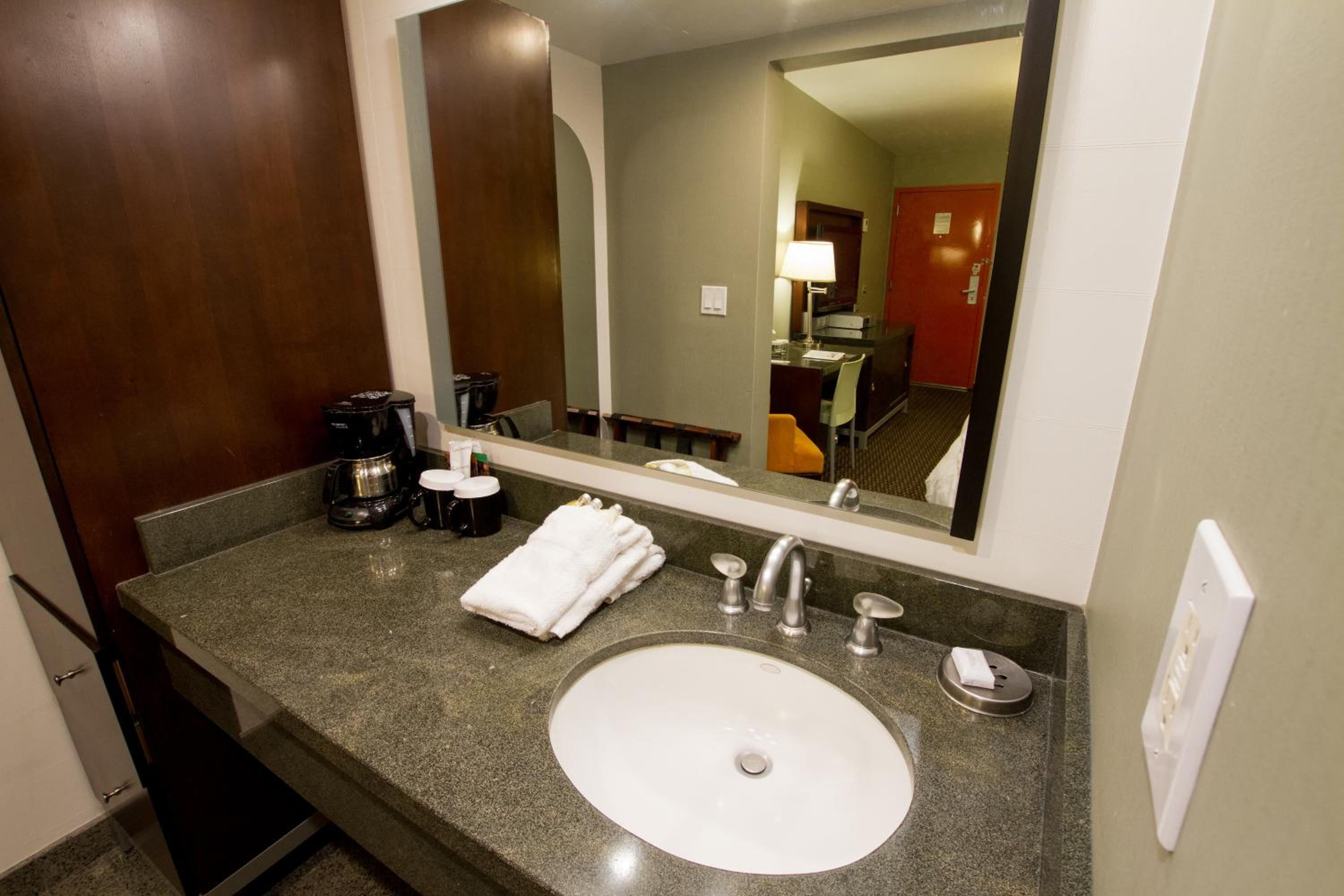 Deluxe King Room with Whirlpool - Photo 6
