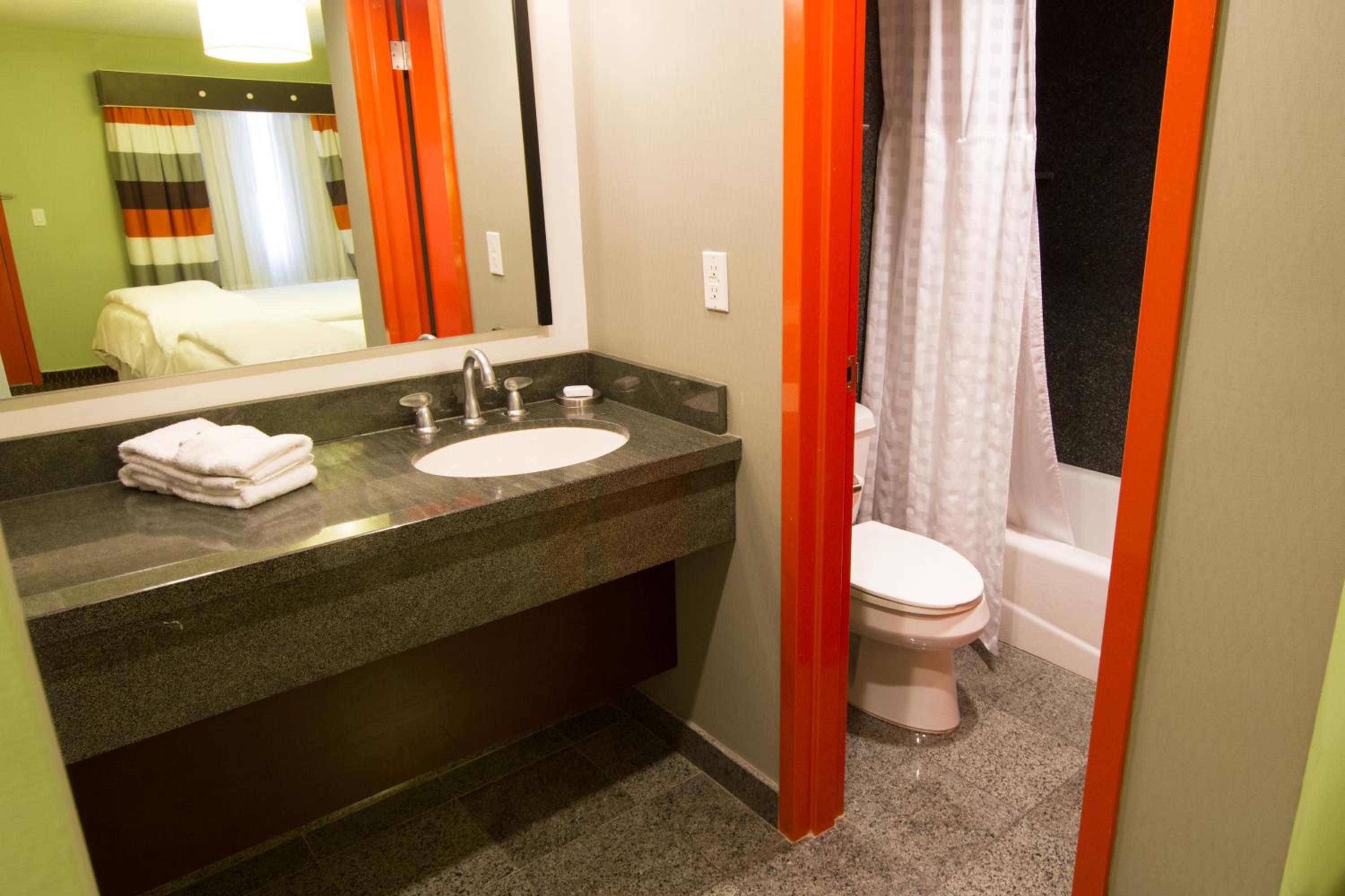 Deluxe King Room - Photo 5