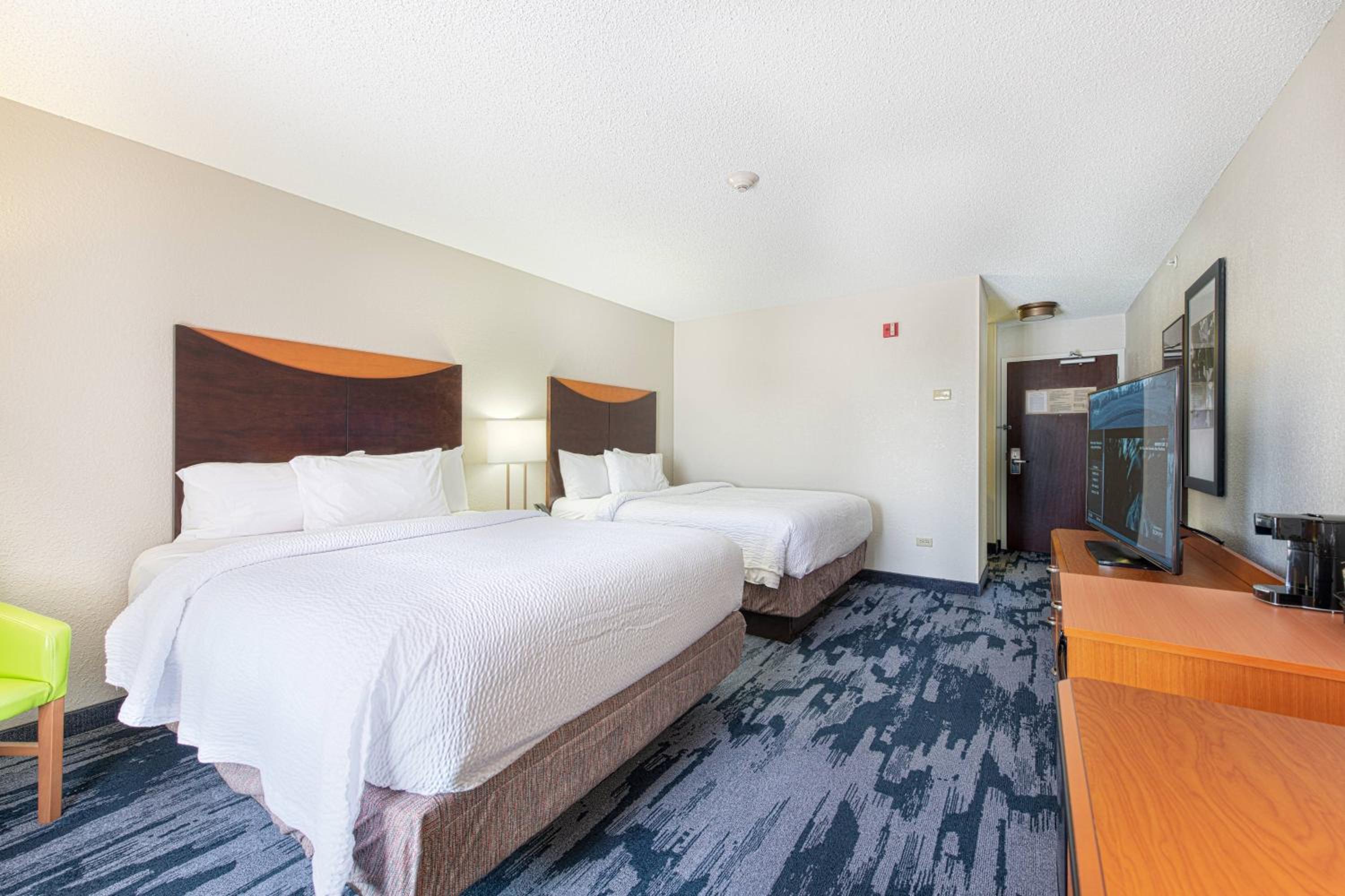 Queen Room with Two Queen Beds - Hearing Accessible - Photo 3