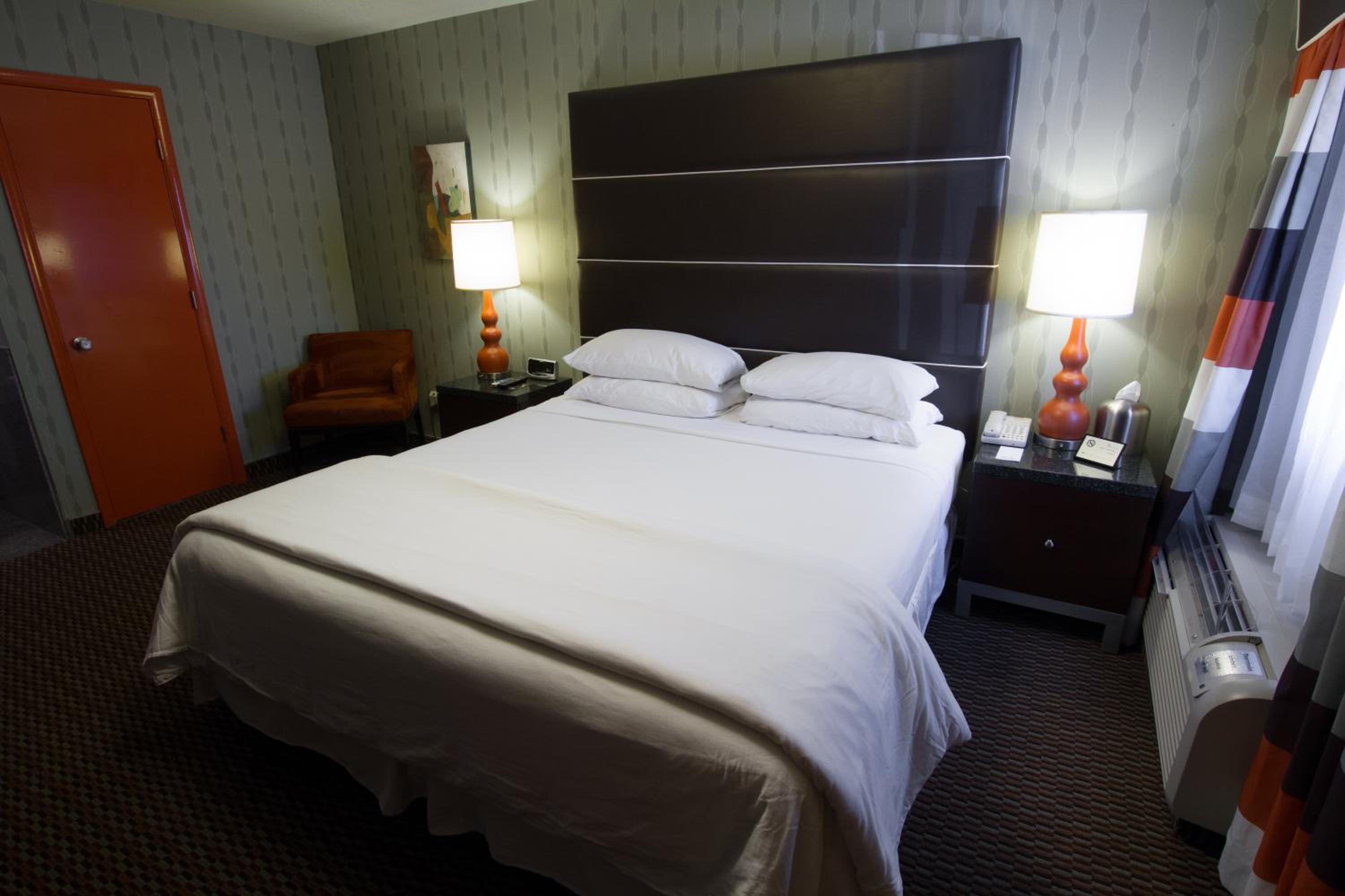 Deluxe King Room with Whirlpool - Photo 4