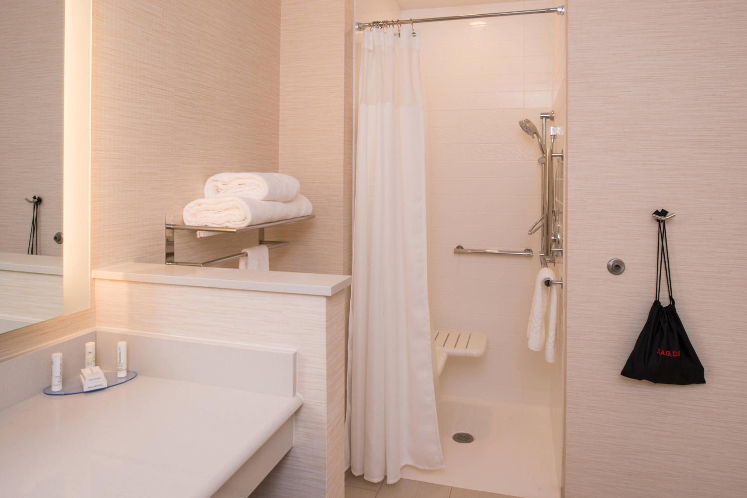 Queen Room with Two Queen Beds - Hearing Accessible