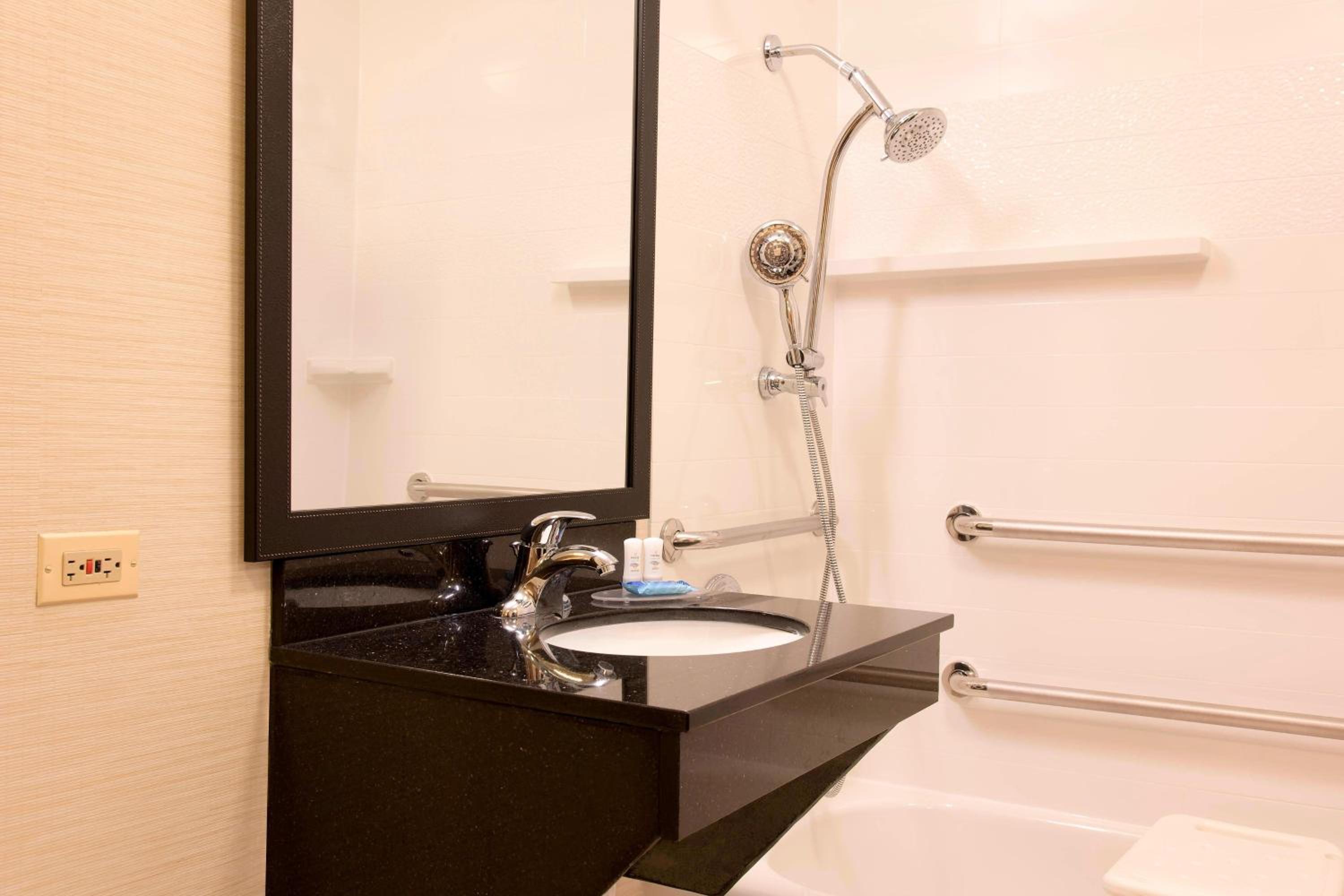 King Room - Hearing Accessible - Photo 4