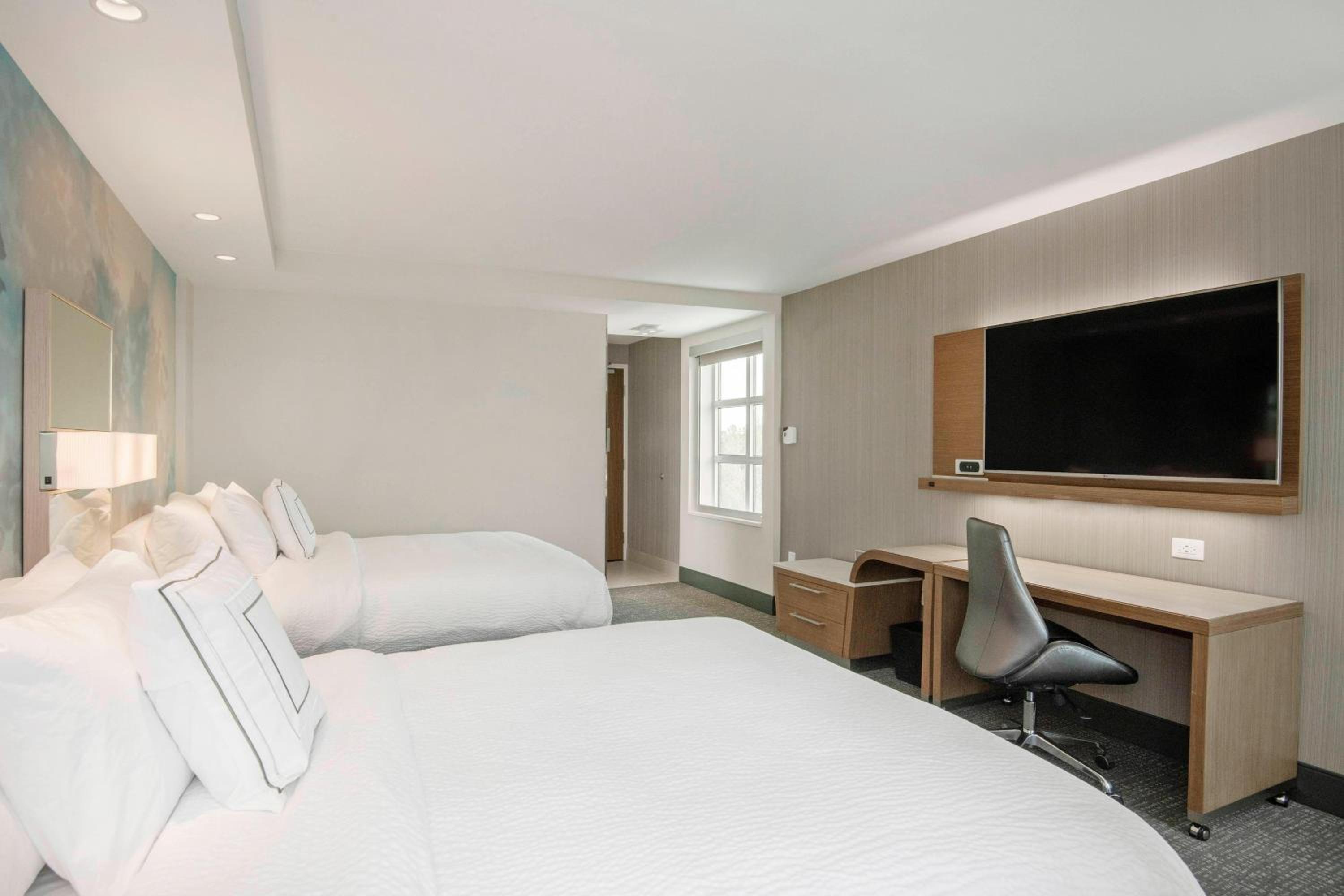 Queen Room with Two Queen Beds and Bathtub - Mobility Access photo 3