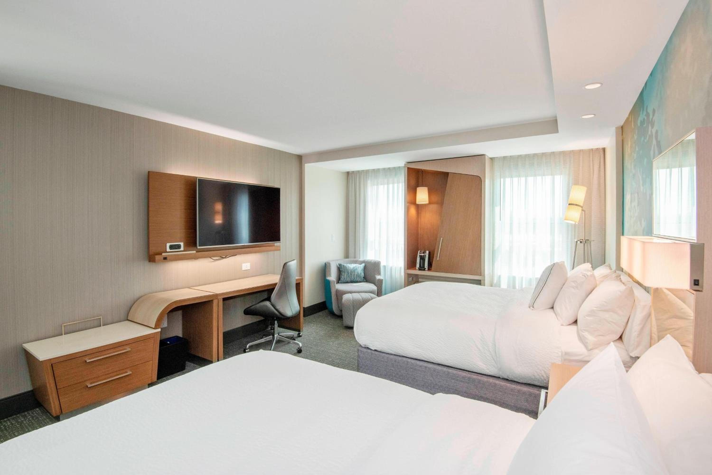 Queen Room with Two Queen Beds and Bathtub - Mobility Access photo 2