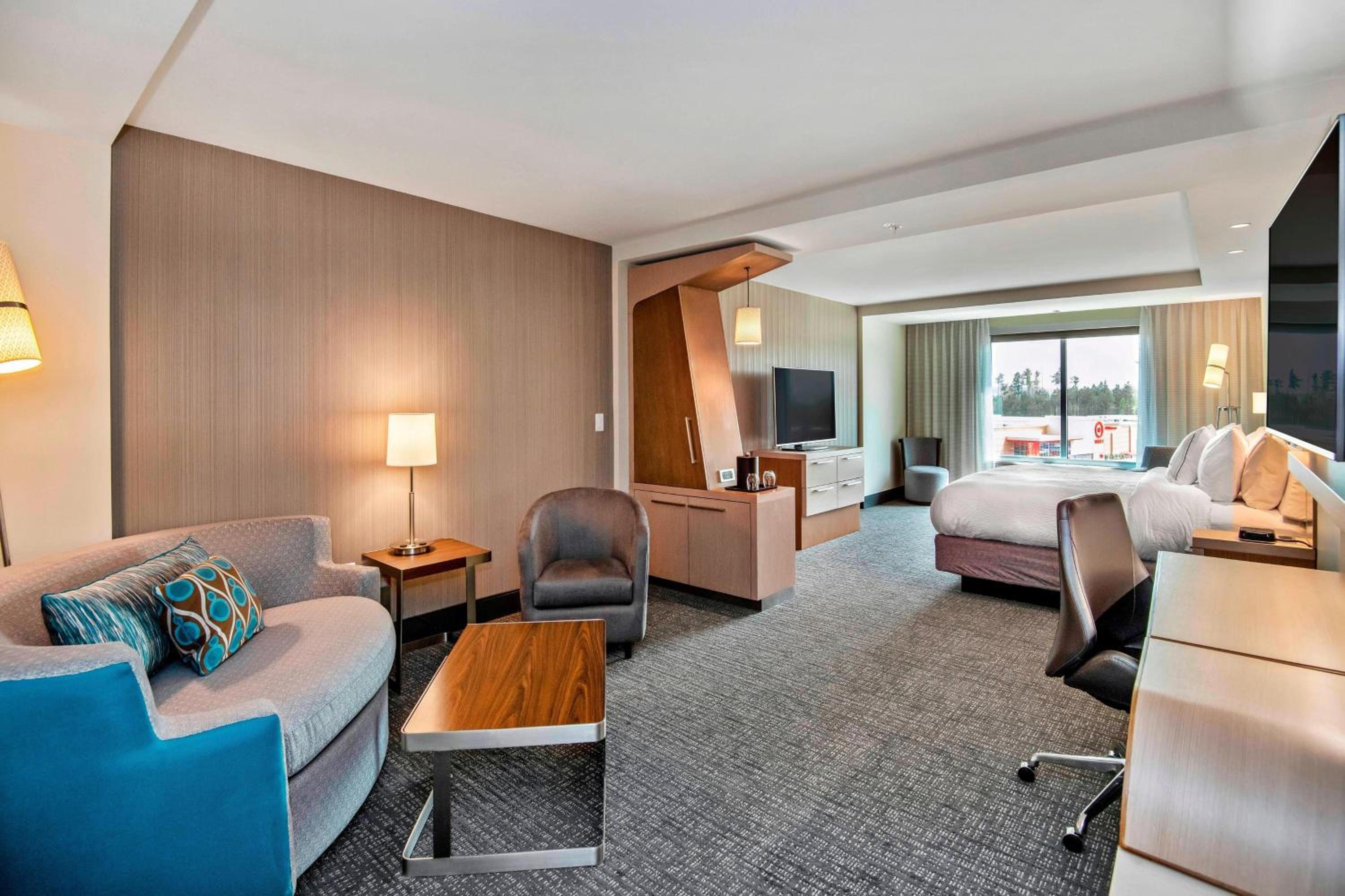 King Suite with Bathtub and Sofa Bed - Mobility Access