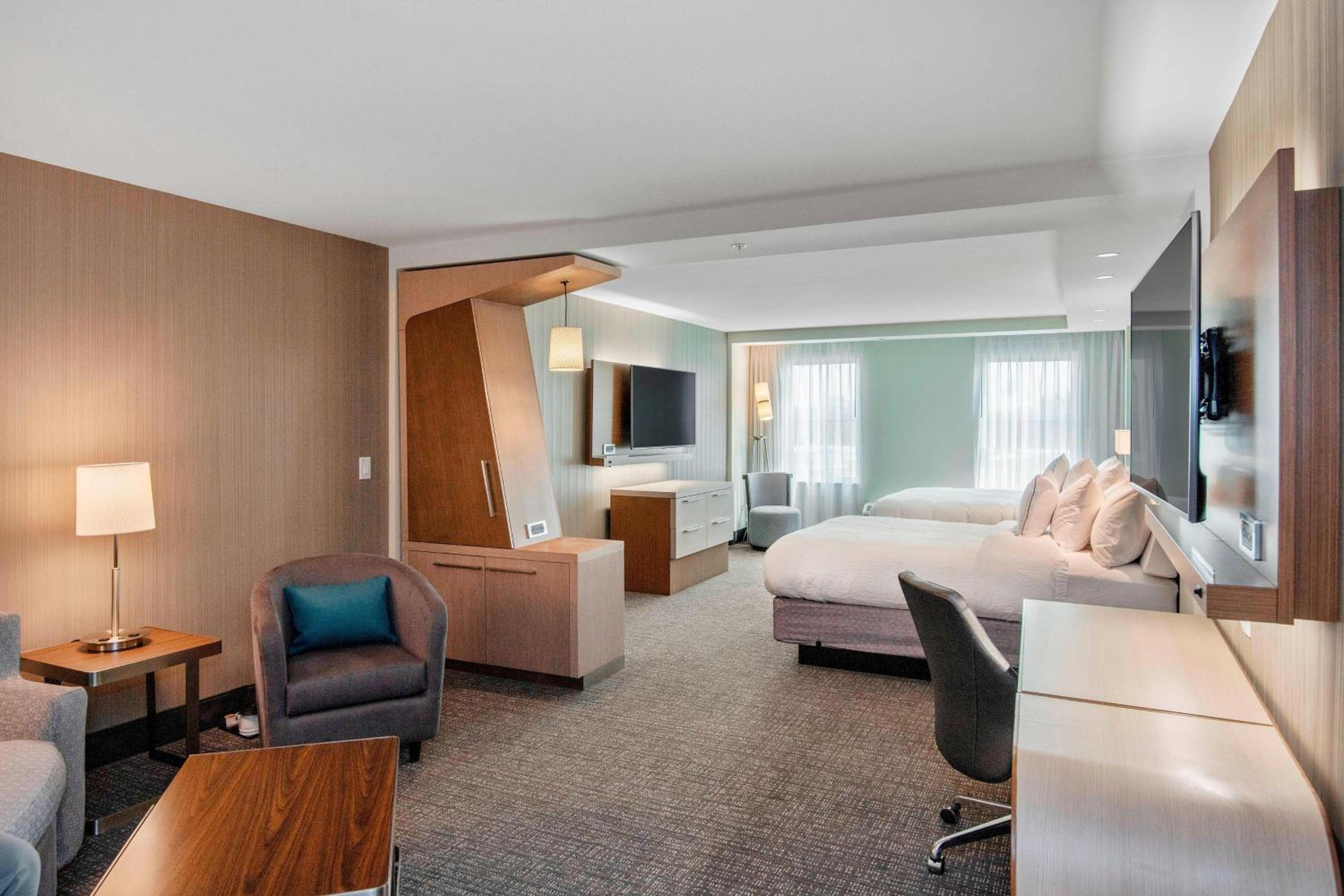 Queen Suite with Two Queen Beds and Bathtub - Mobility Access