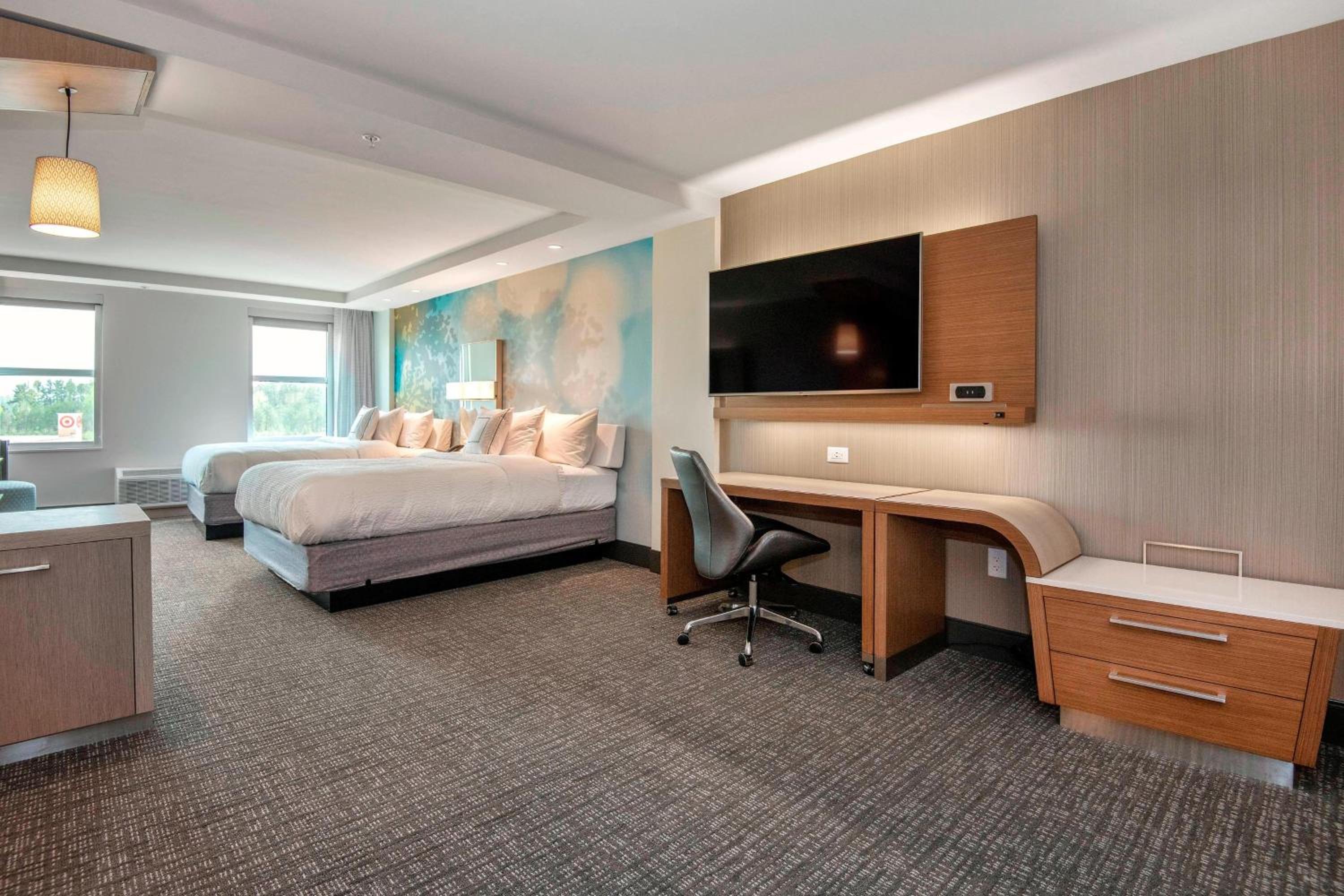 Queen Suite with Two Queen Beds and Sofa Bed photo 3