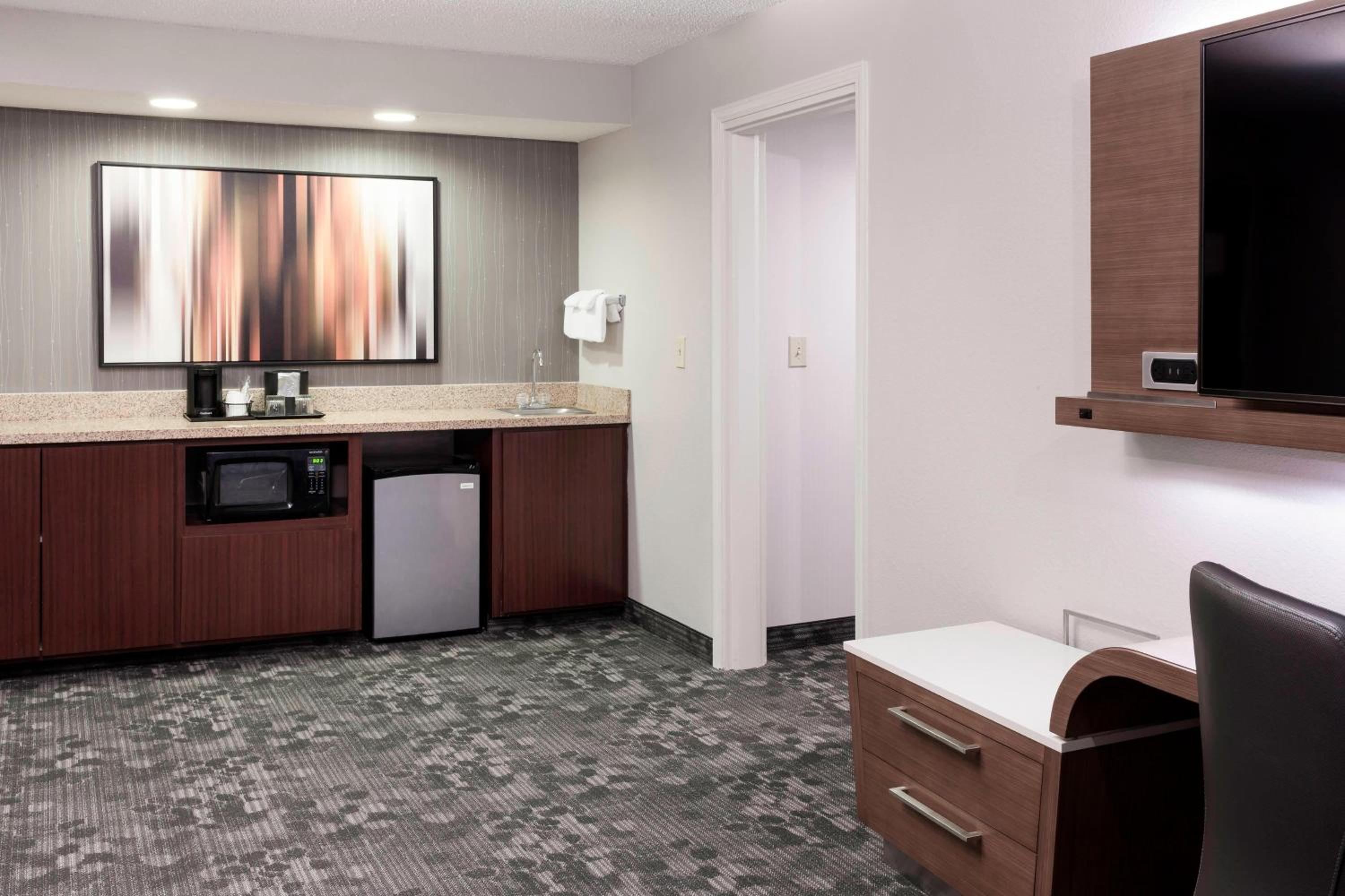 King Suite with Balcony and Sofa Bed - Photo 4