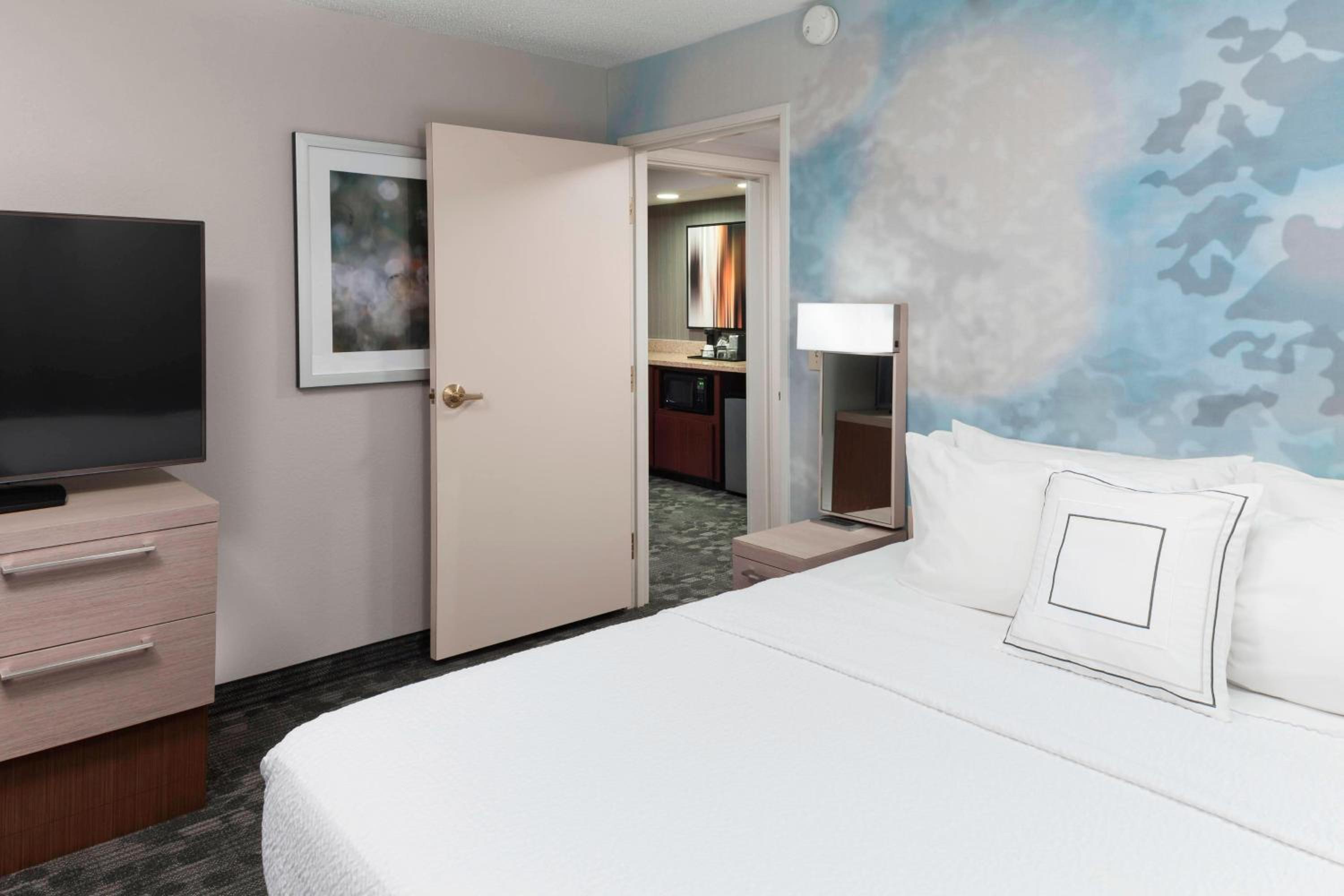 King Suite with Balcony and Sofa Bed - Photo 3