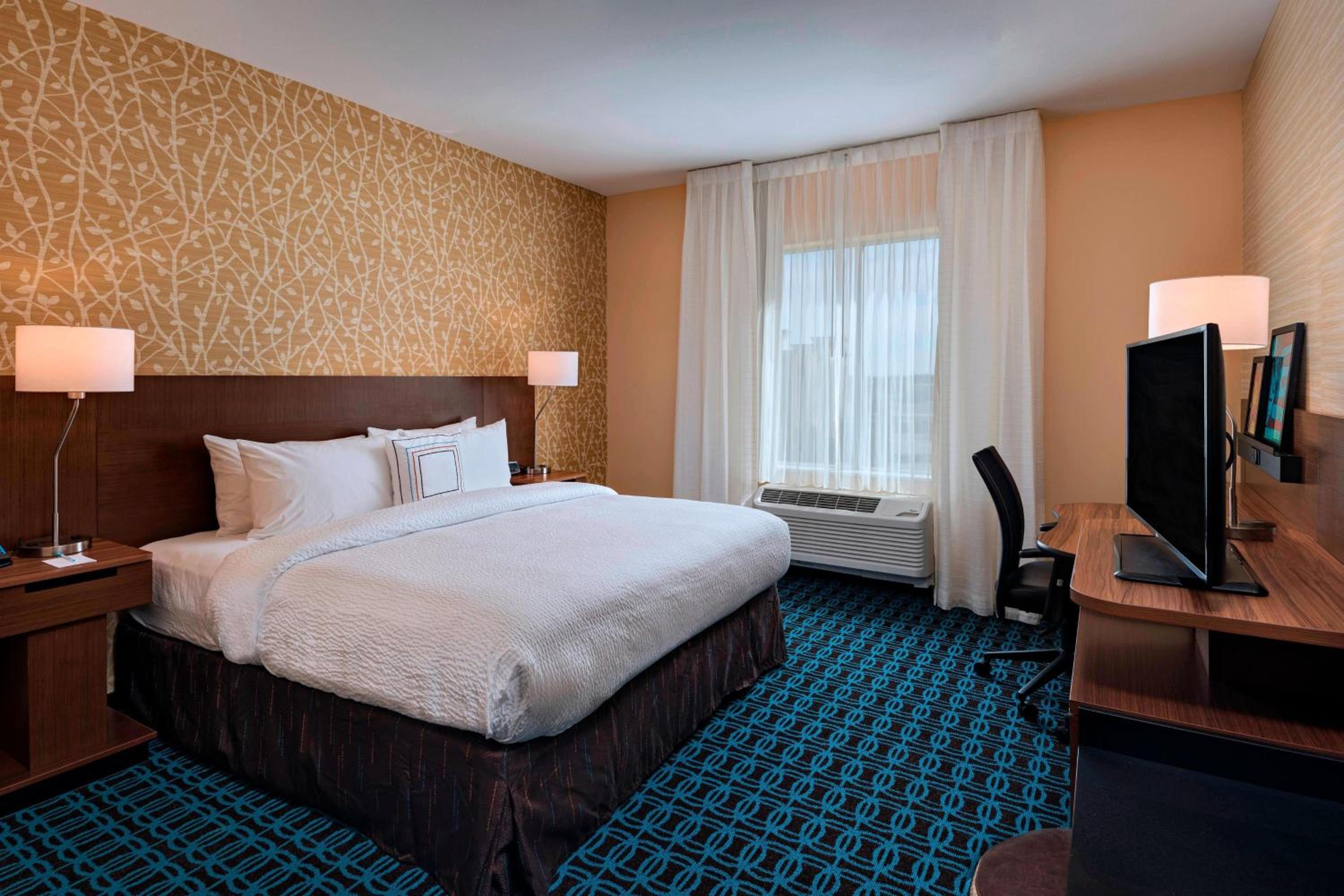 King Room with Roll-In Shower - Mobility Accessible