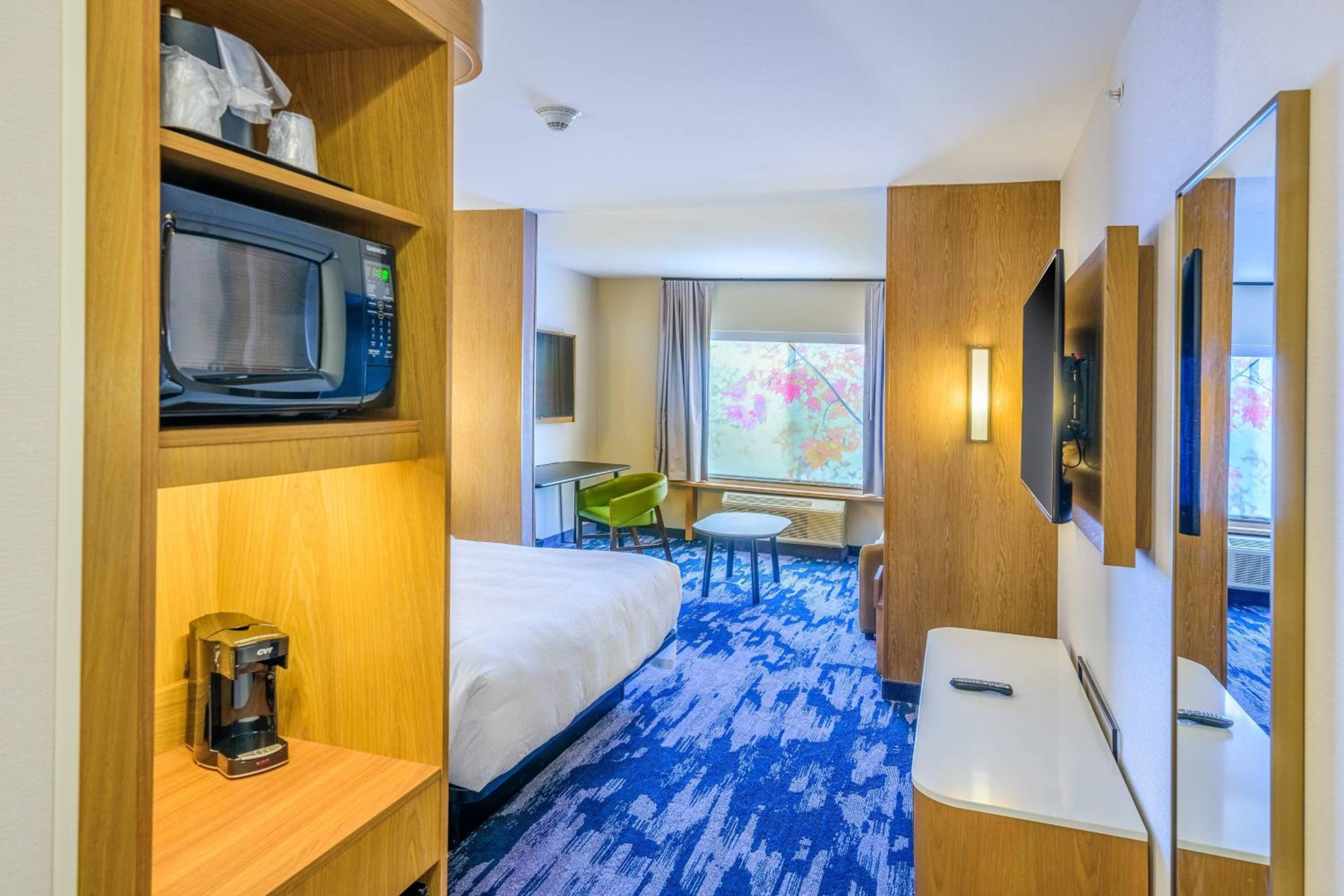 Large King Studio with Sofa Bed and Roll-In Shower - Mobility Accessible