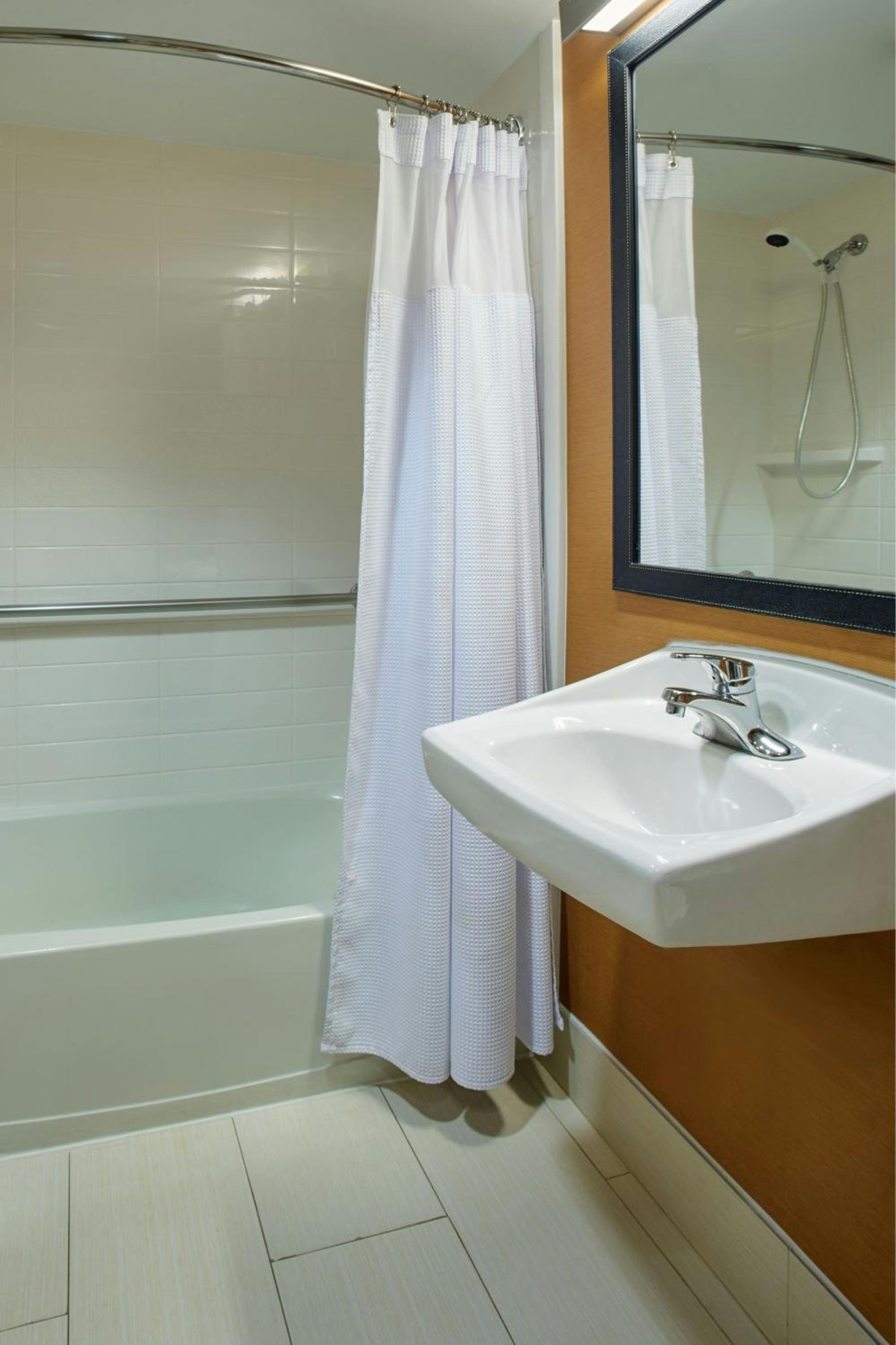 Queen Room with Two Queen Beds and Adapted Tub - Mobility and Hearing Accessible - Photo 4