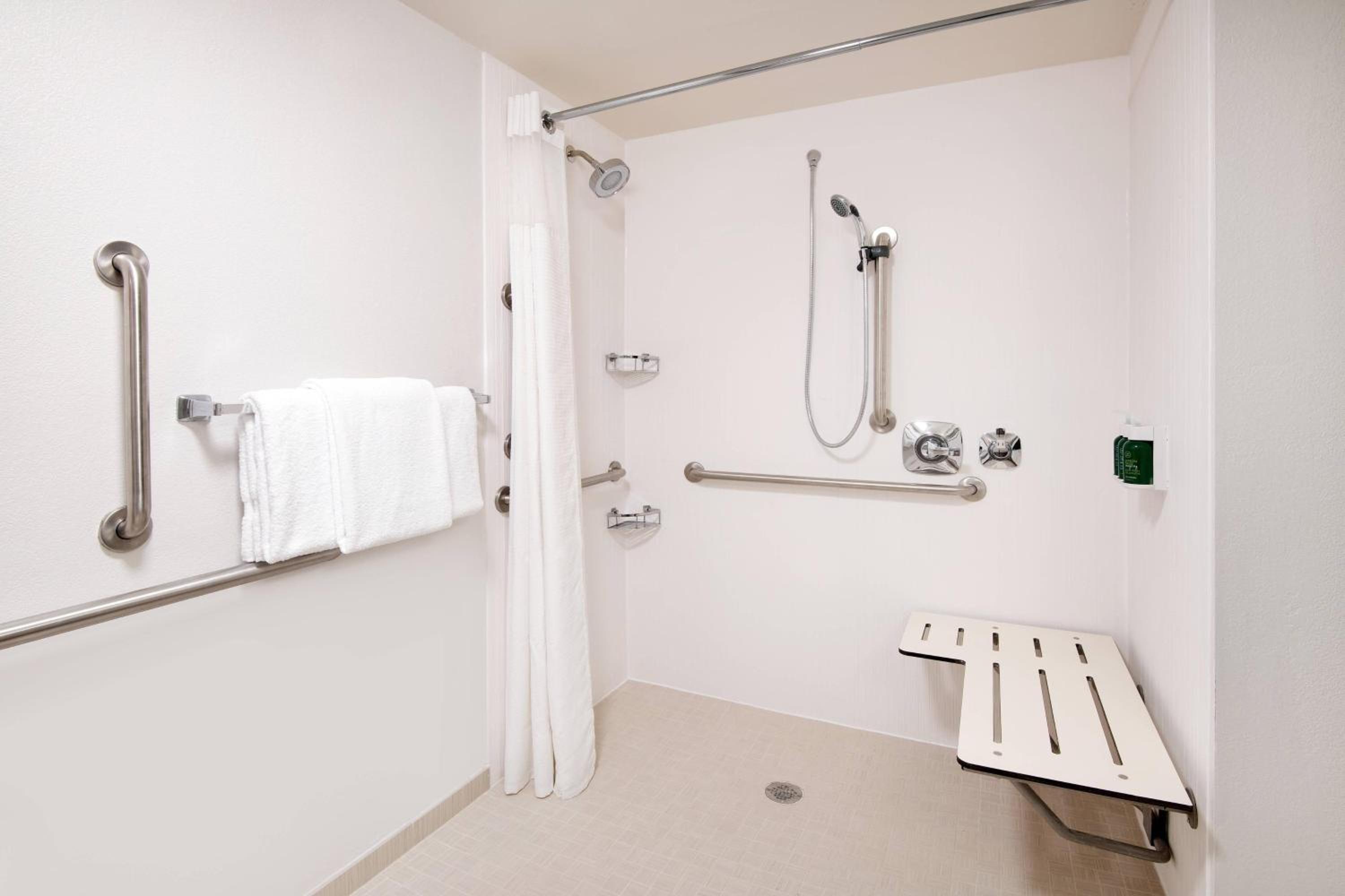 Double Room with Two Double Beds and Roll-In Shower - Mobility and Hearing Accessible photo 3