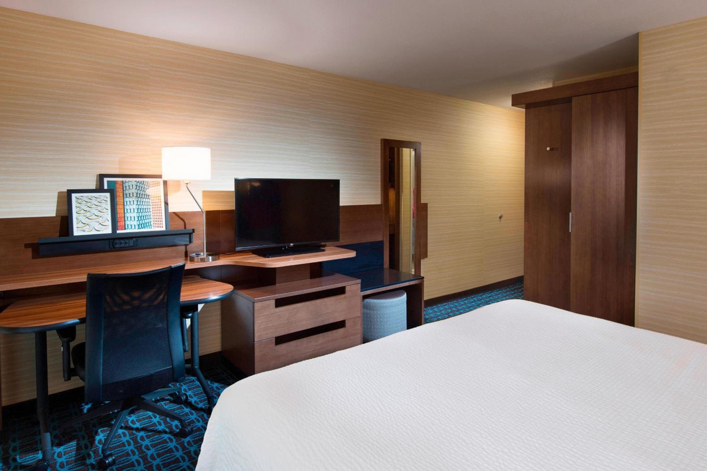King Room with Balcony - Hearing Accessible photo 2