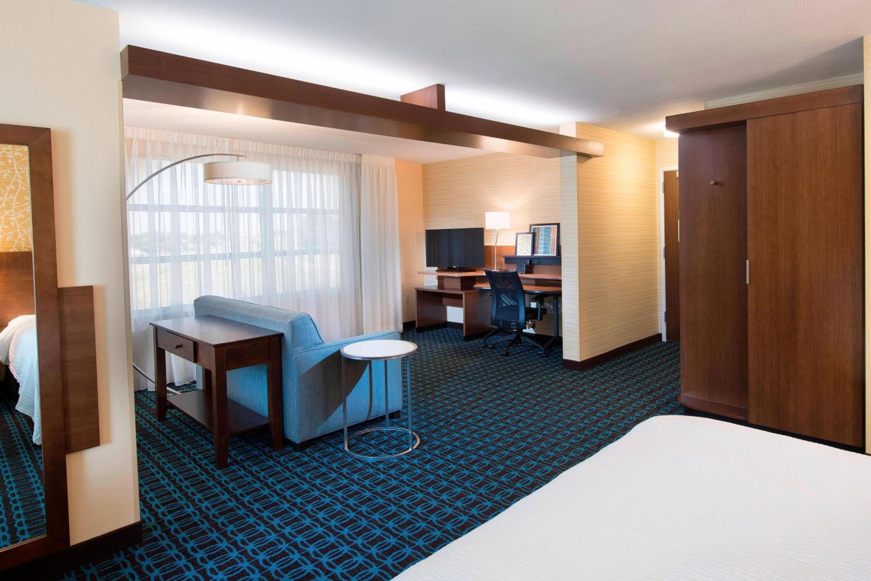 Queen Suite with Two Queen Beds and Sofa Bed photo 3
