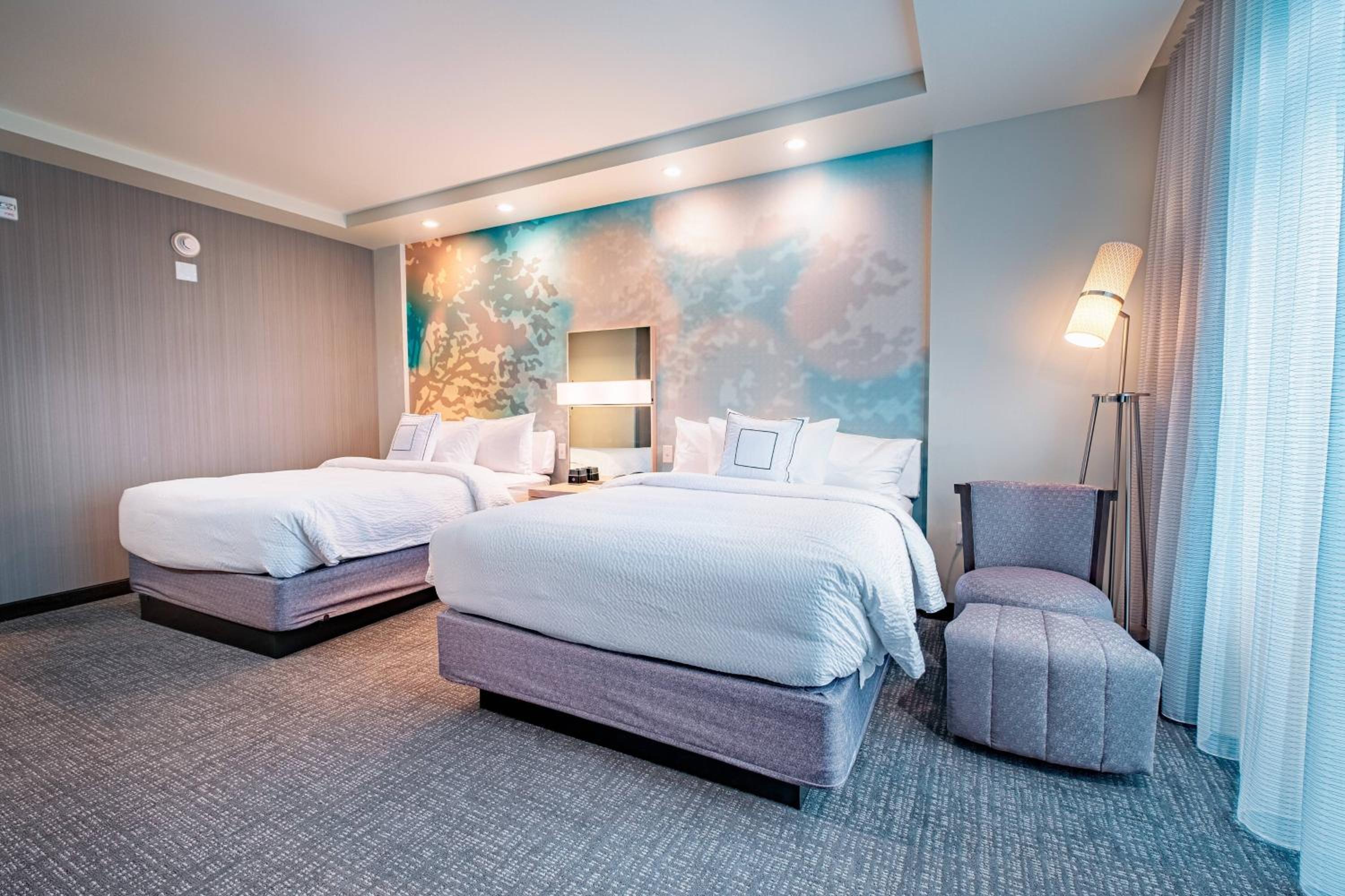Queen Suite with Two Queen Beds, Bathtub and Sofa Bed - Mobility Access photo 2