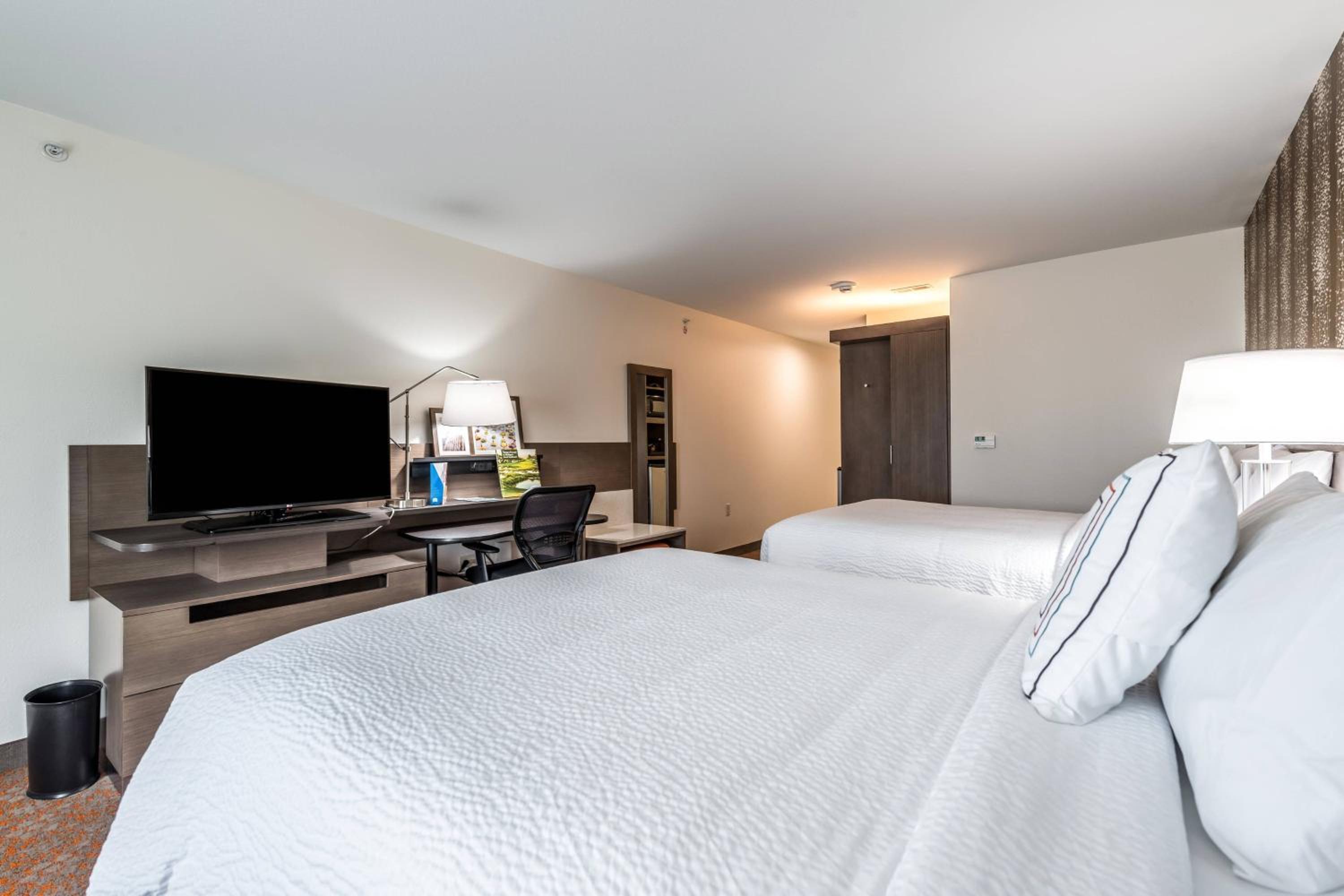Queen Room with Two Queen Beds photo 2