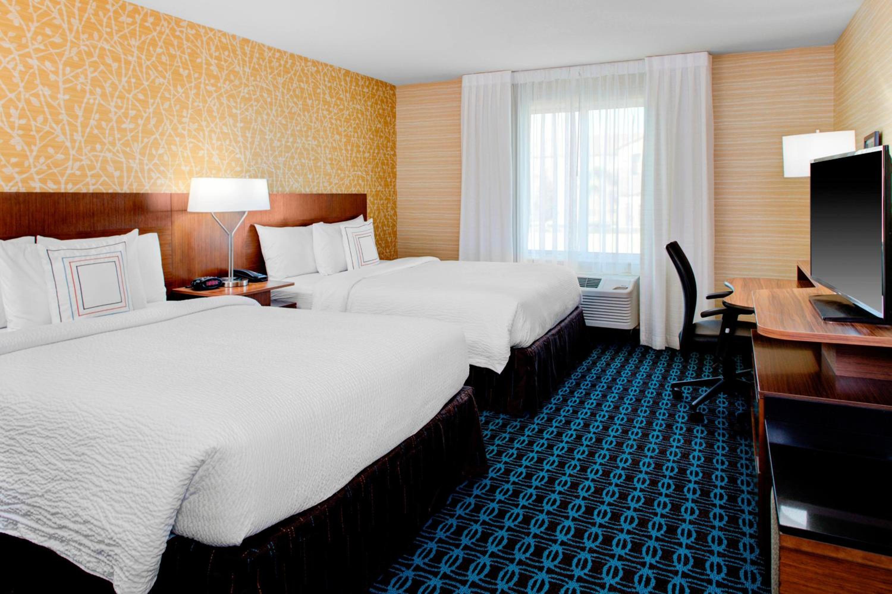 Queen Room with Two Queen Beds and Adapted Tub - Mobility Accessible photo 3