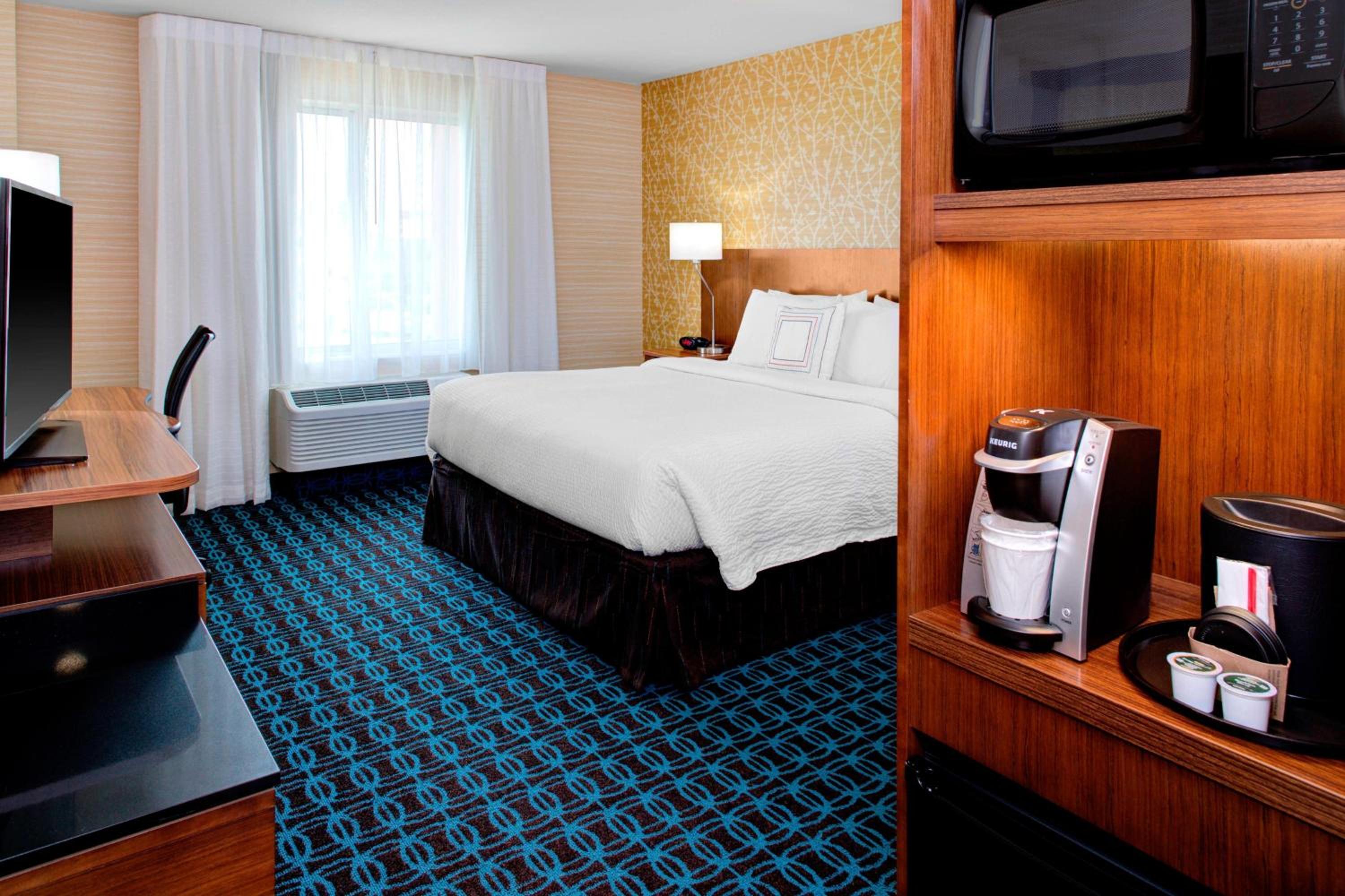 King Room with Roll-in Shower - Mobility Accessible