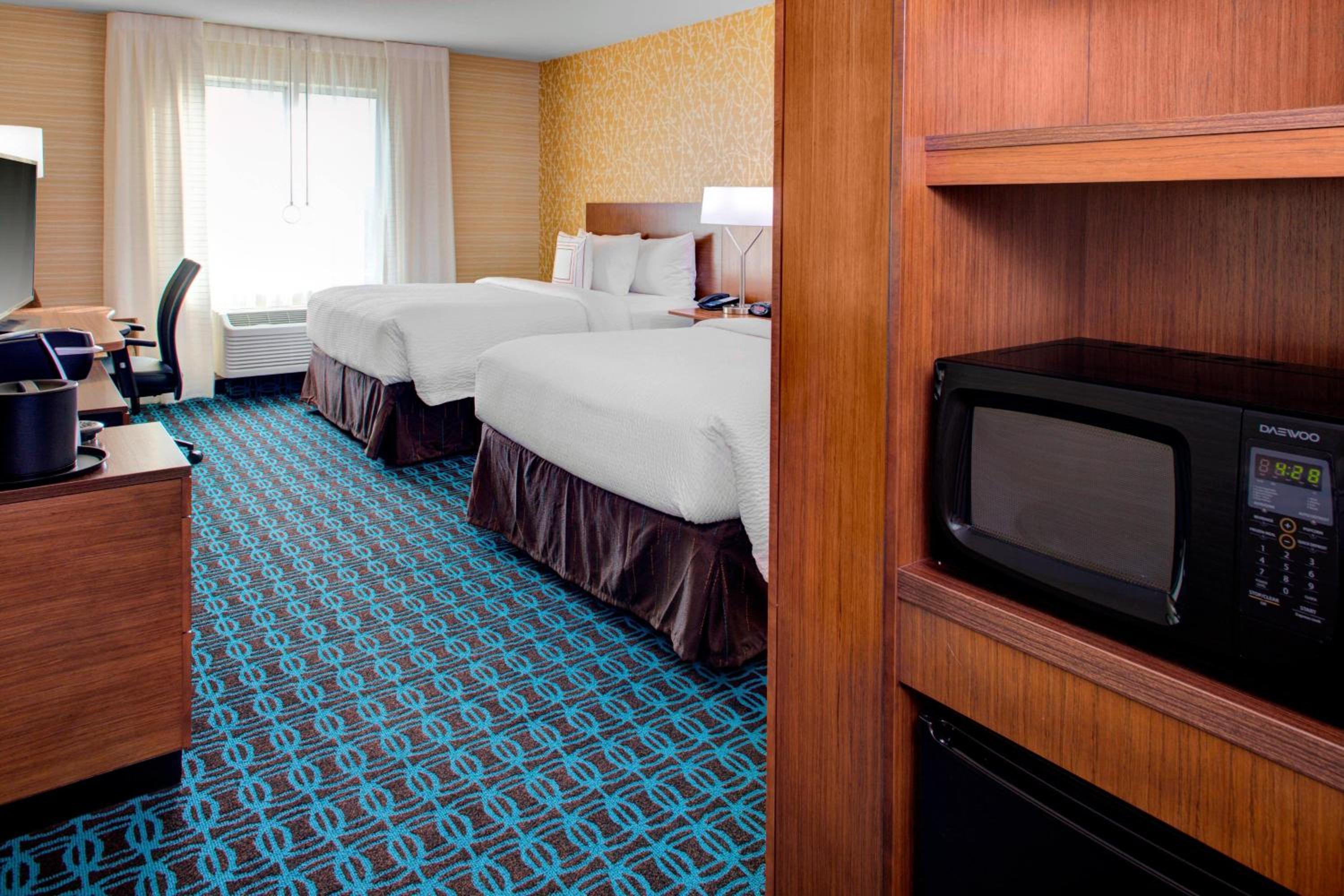 Queen Room with Two Queen Beds and Adapted Tub - Mobility Accessible photo 2
