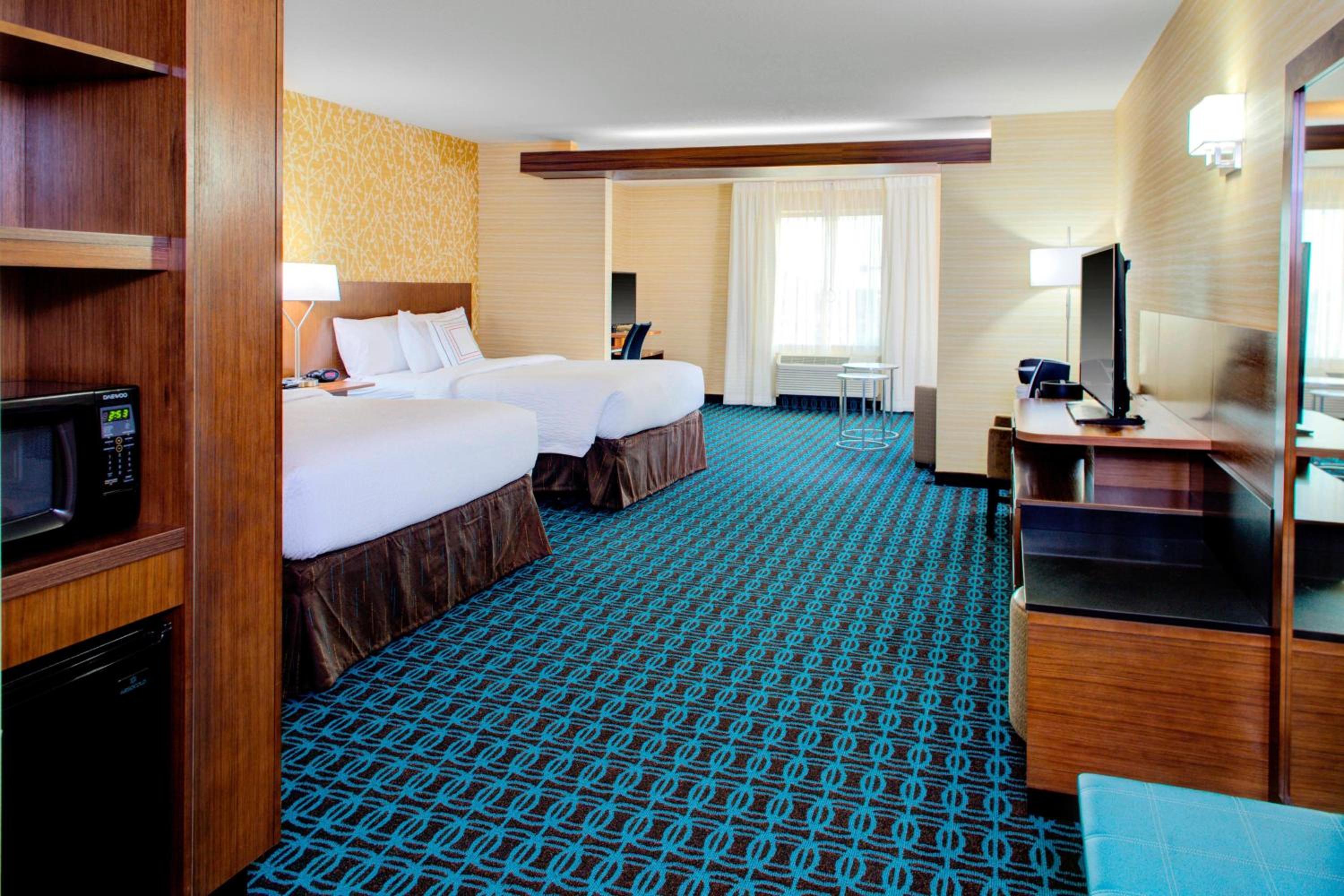 Executive Queen Suite with Sofa Bed and Tub - Mobility Accessible photo 3