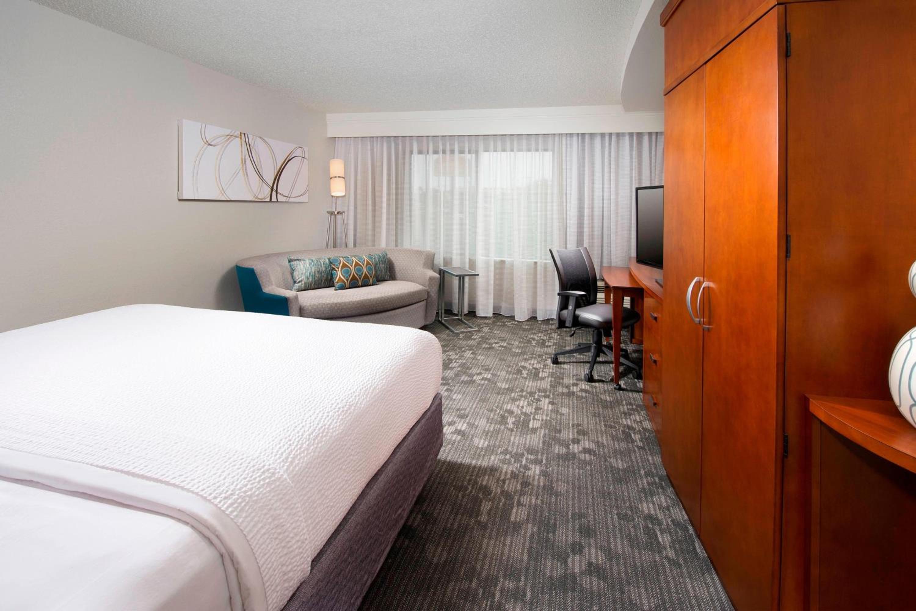 Executive One-Bedroom King Suite with Roll-In Shower and Bay View - Mobility Accessible