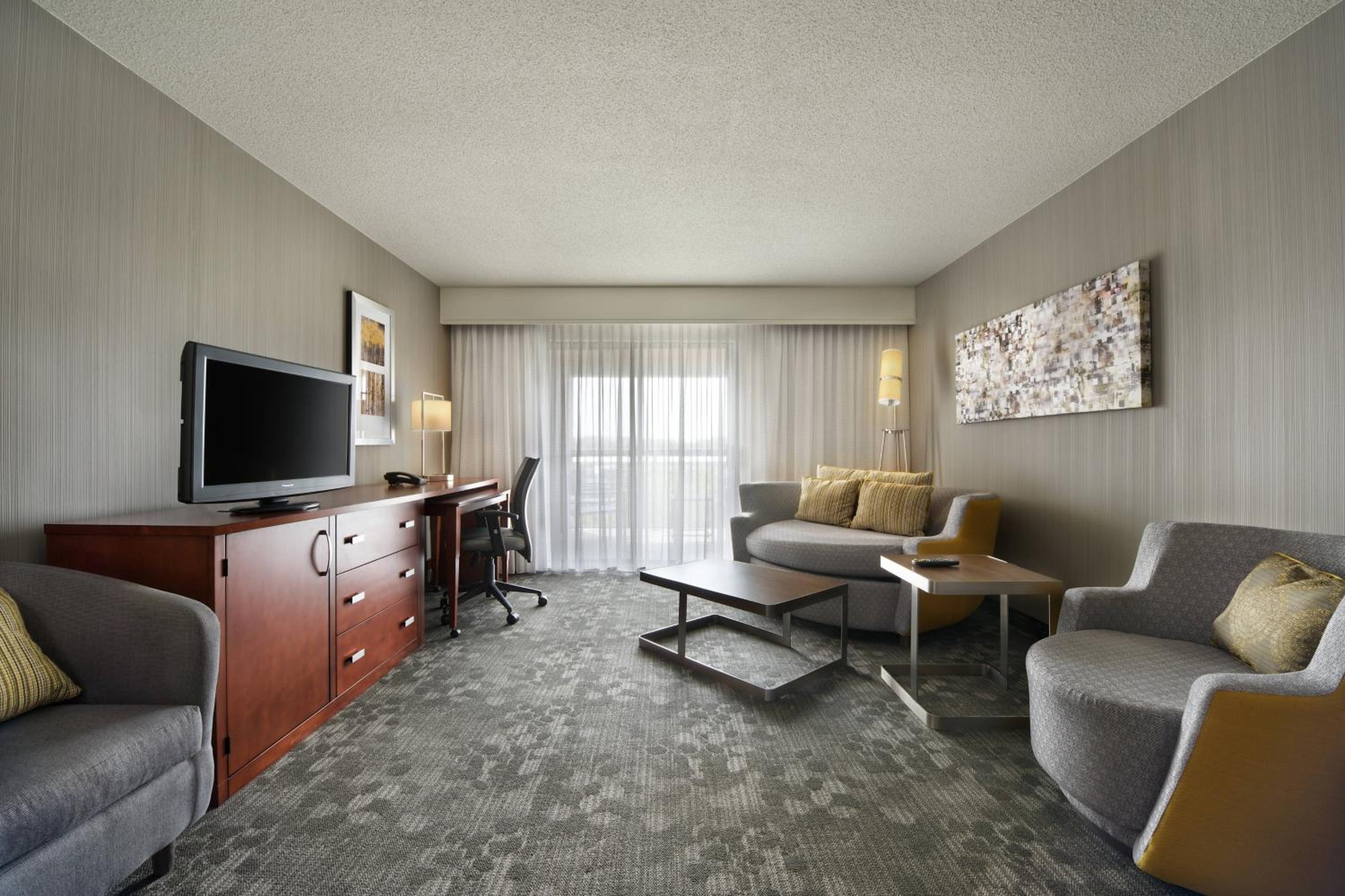 One-Bedroom King Suite with Sofa Bed - Photo 4