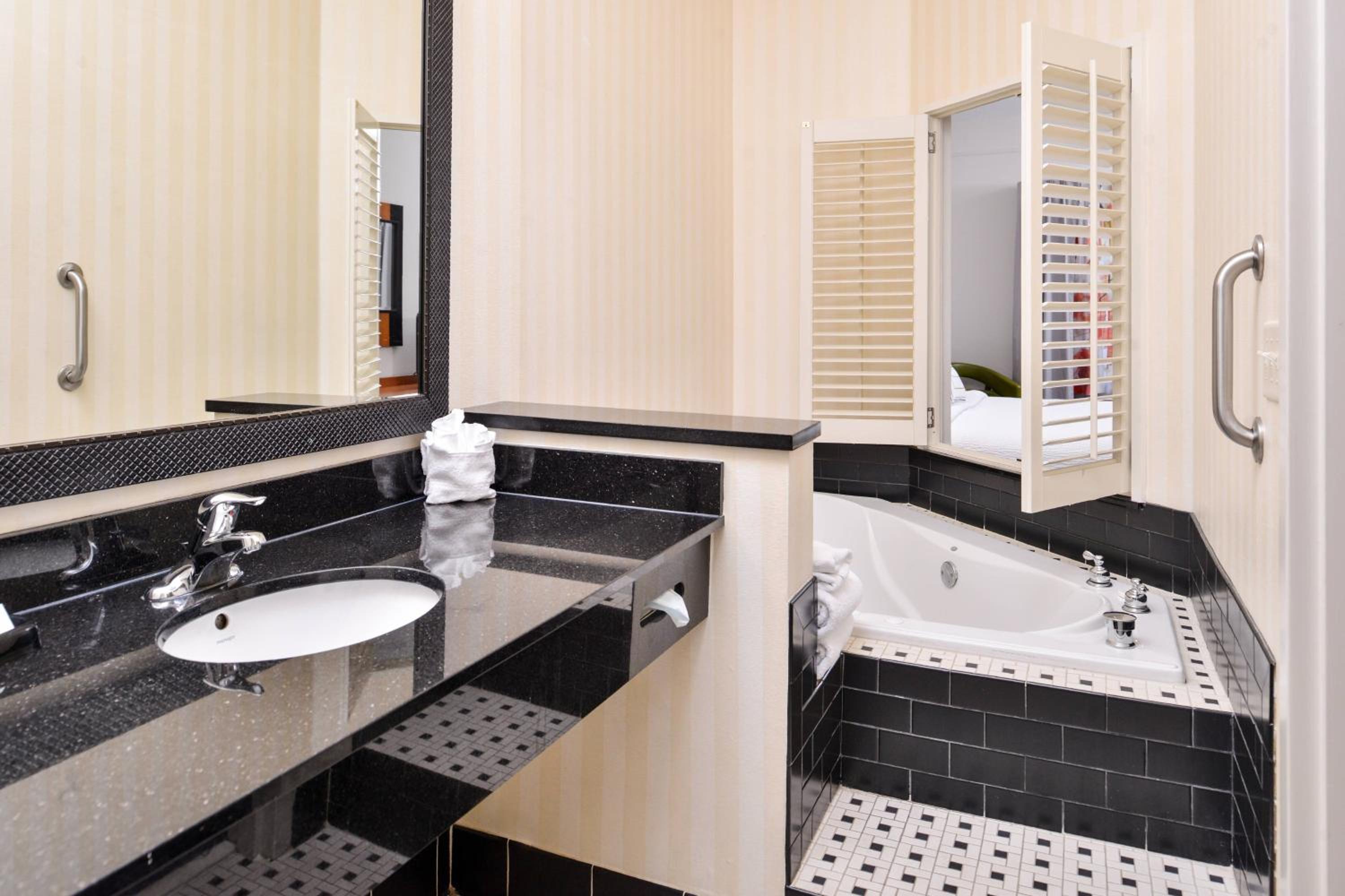 King Room with Specialty Bathtub - Photo 3