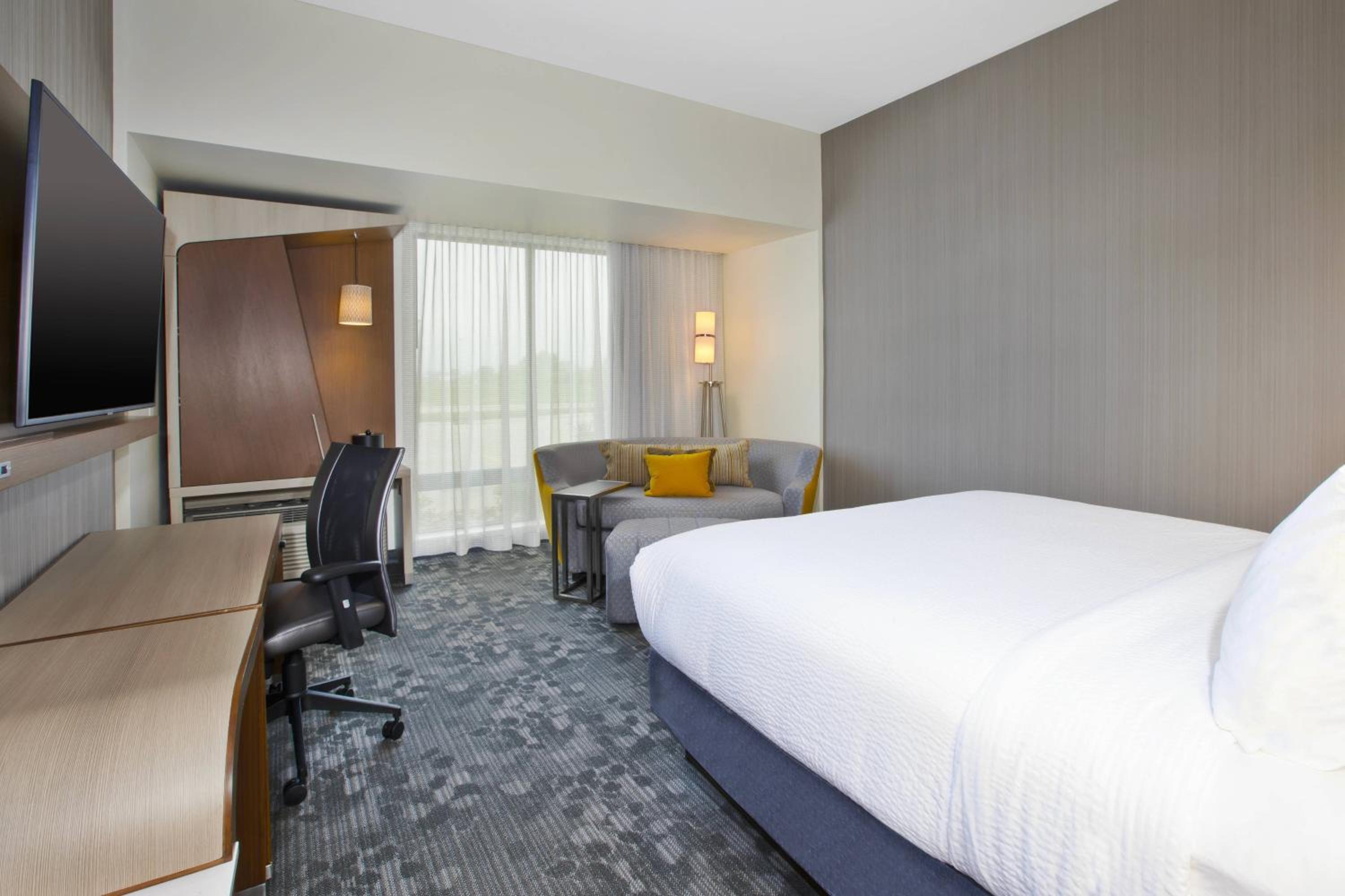 Queen Suite with Sofa Bed and Roll-in Shower - Mobility and Accessible