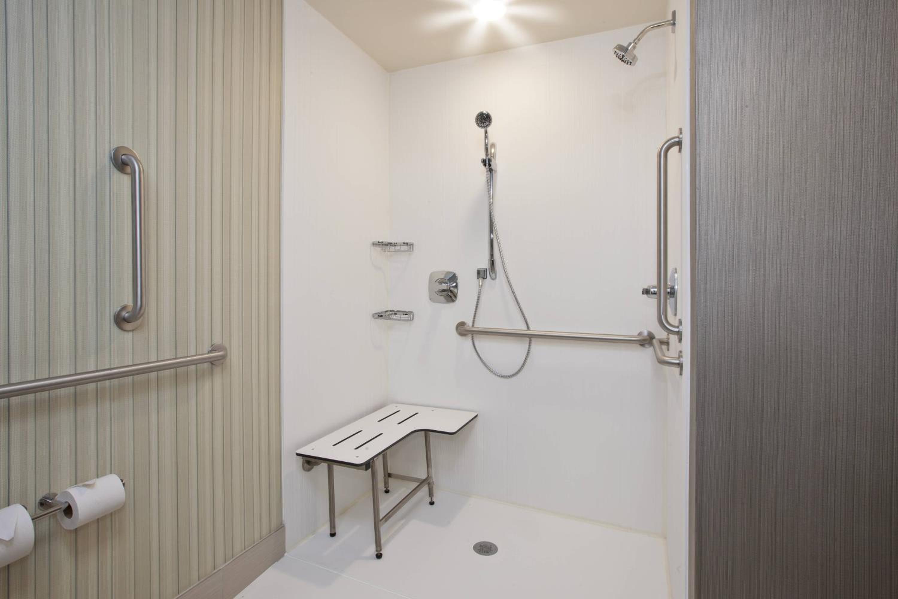 Queen Suite with Sofa Bed and Roll-in Shower - Mobility and Accessible