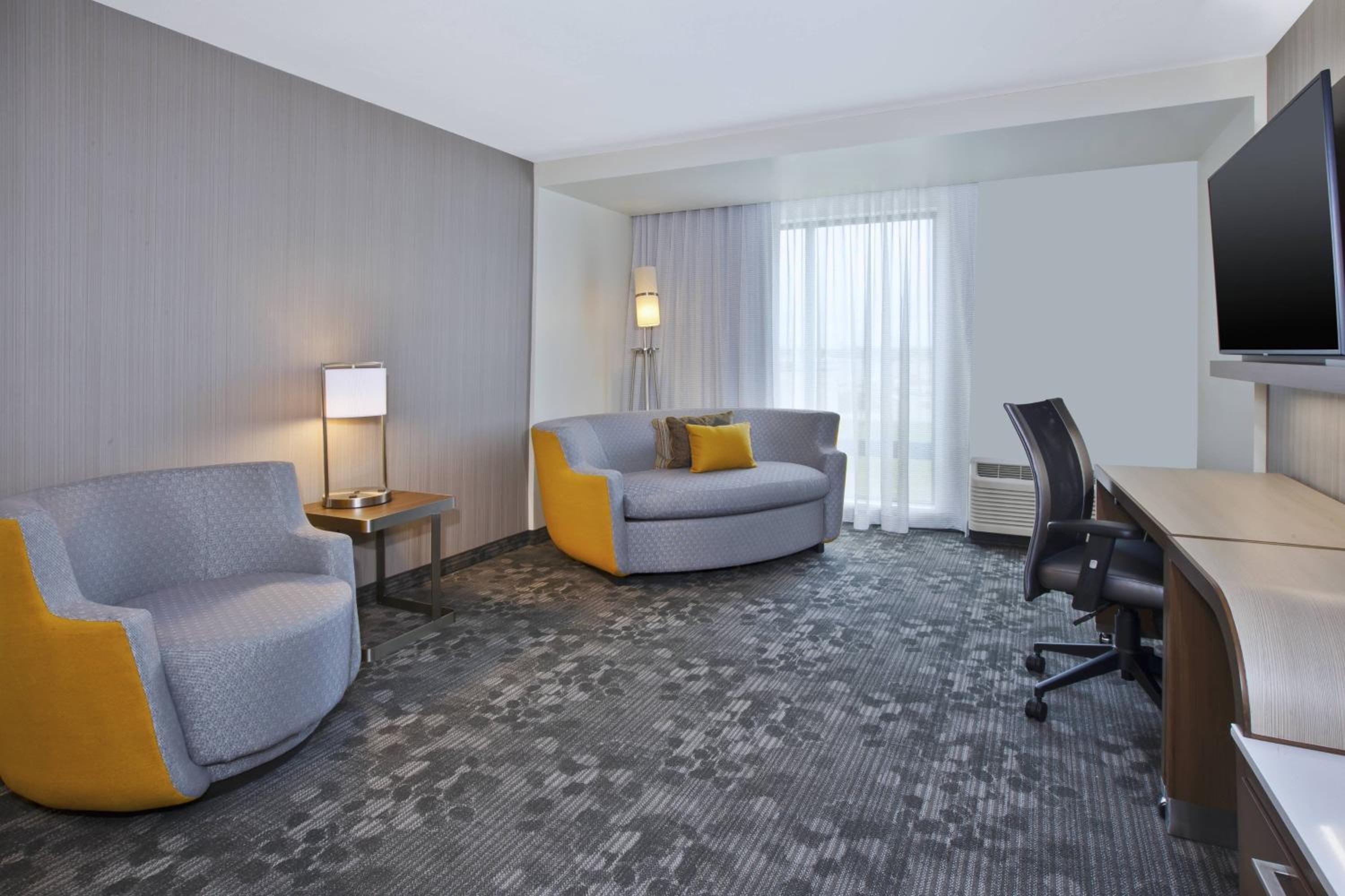 One-Bedroom King Suite with Sofa Bed  - Photo 2