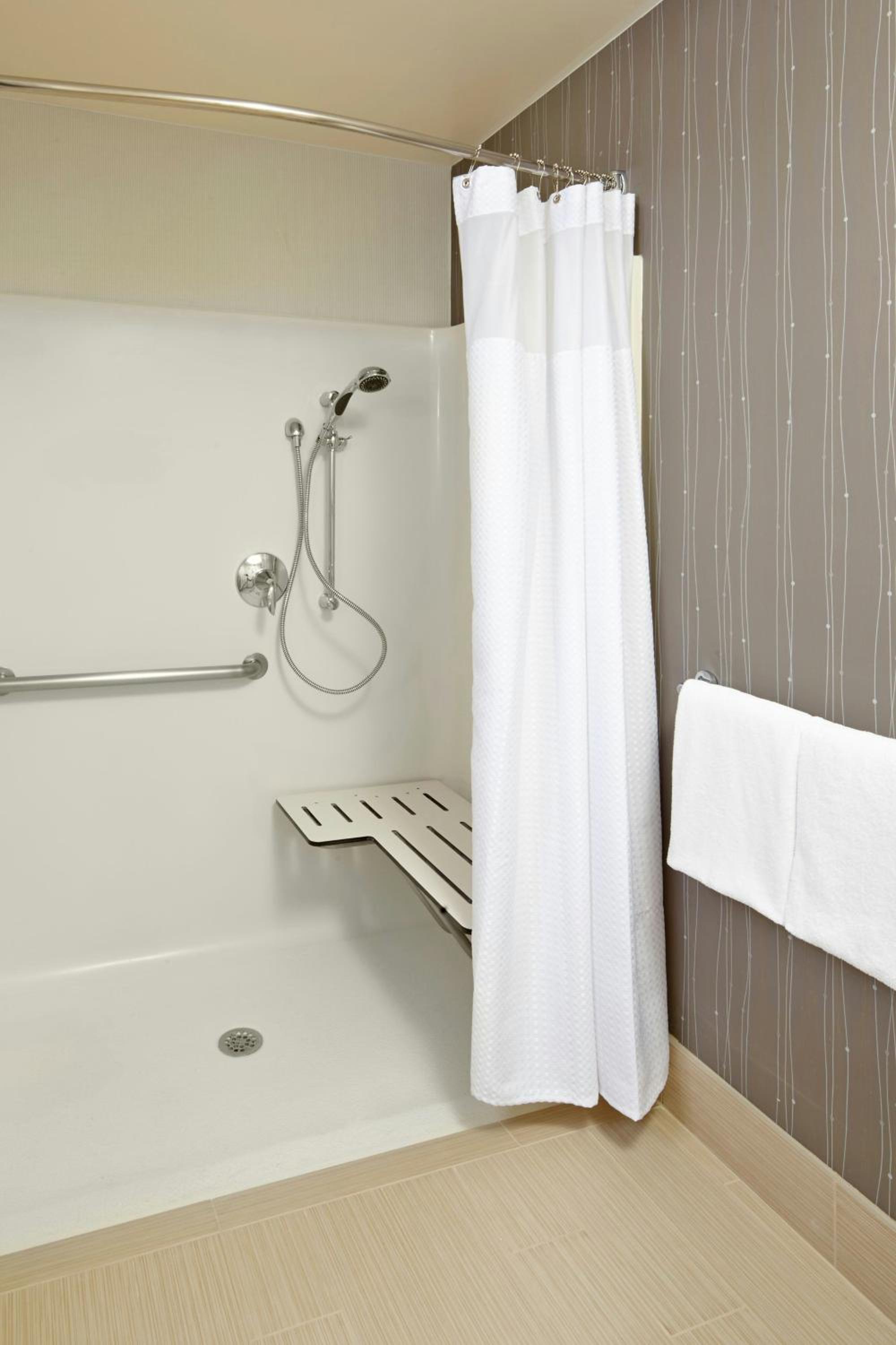 King Room with Adapted Tub - Mobility and Hearing Accessible