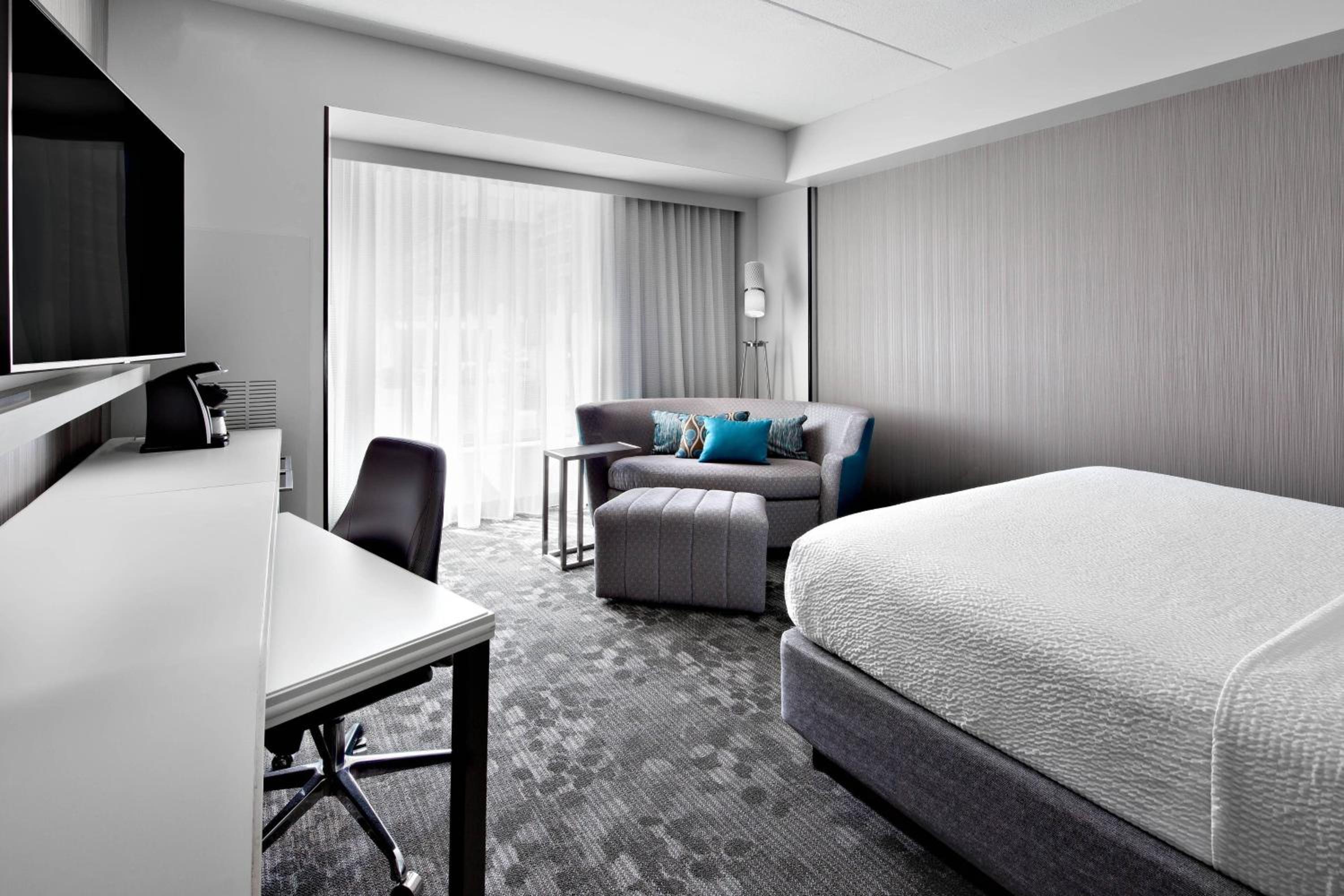 King Room with Sofa Bed and Adapted Tub - Mobility and Hearing Accessible - Photo 1