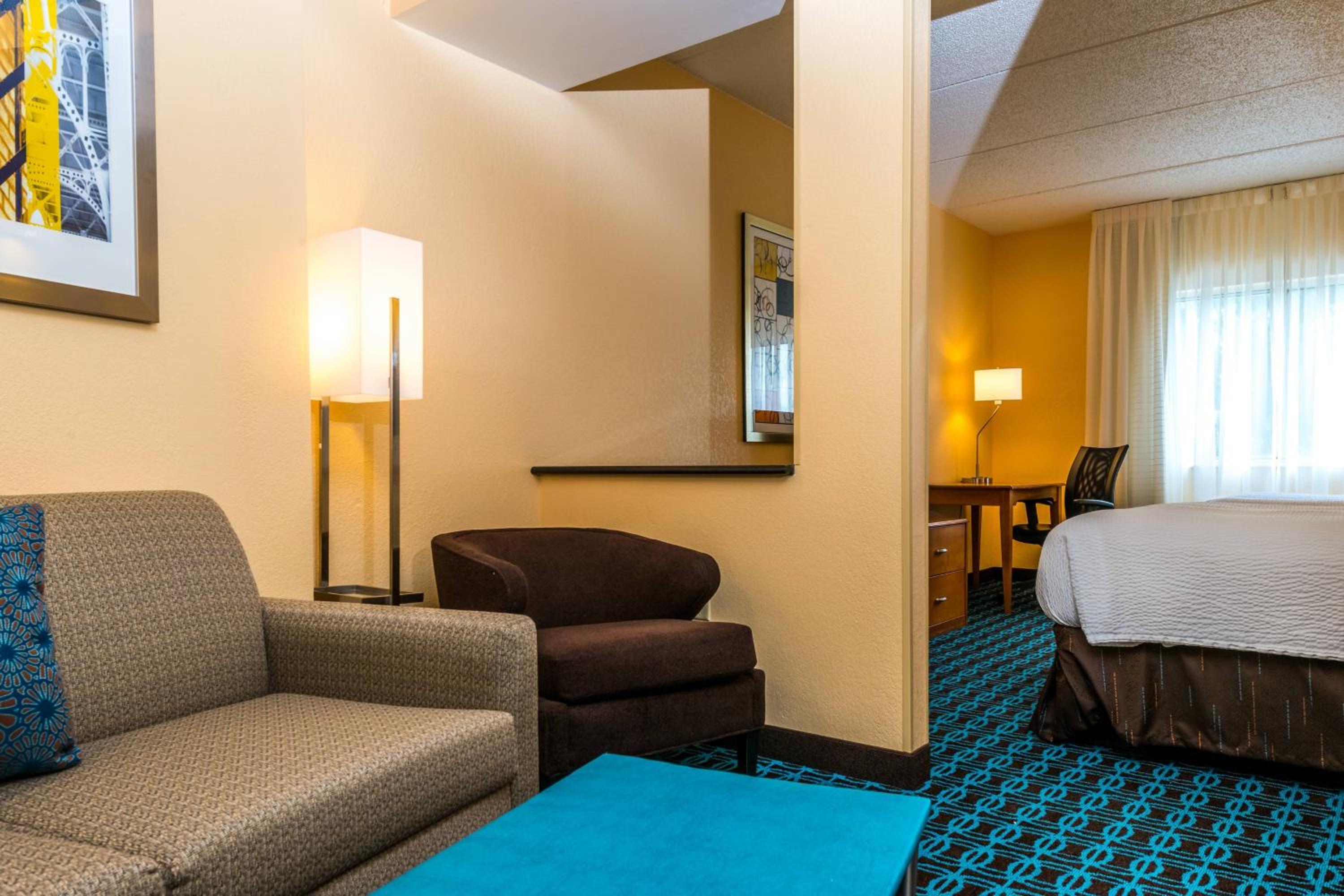 Queen Suite with Two Queen Beds and Sofa Bed - Photo 2