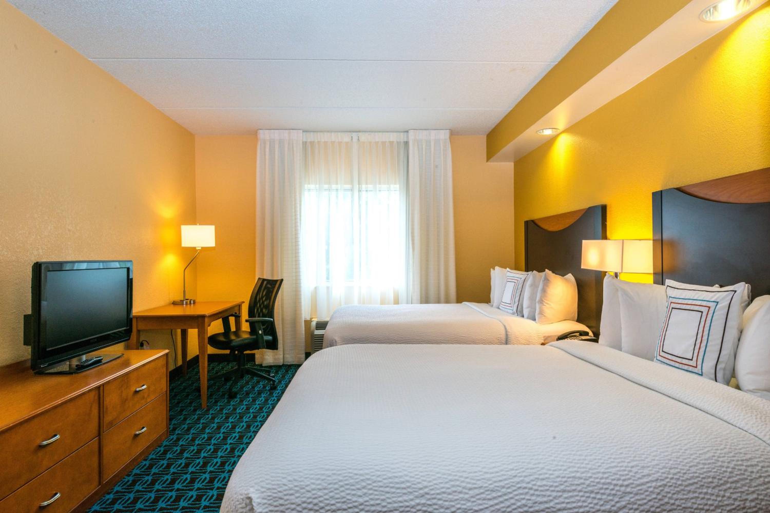 Queen Suite with Two Queen Beds and Sofa Bed - Photo 3