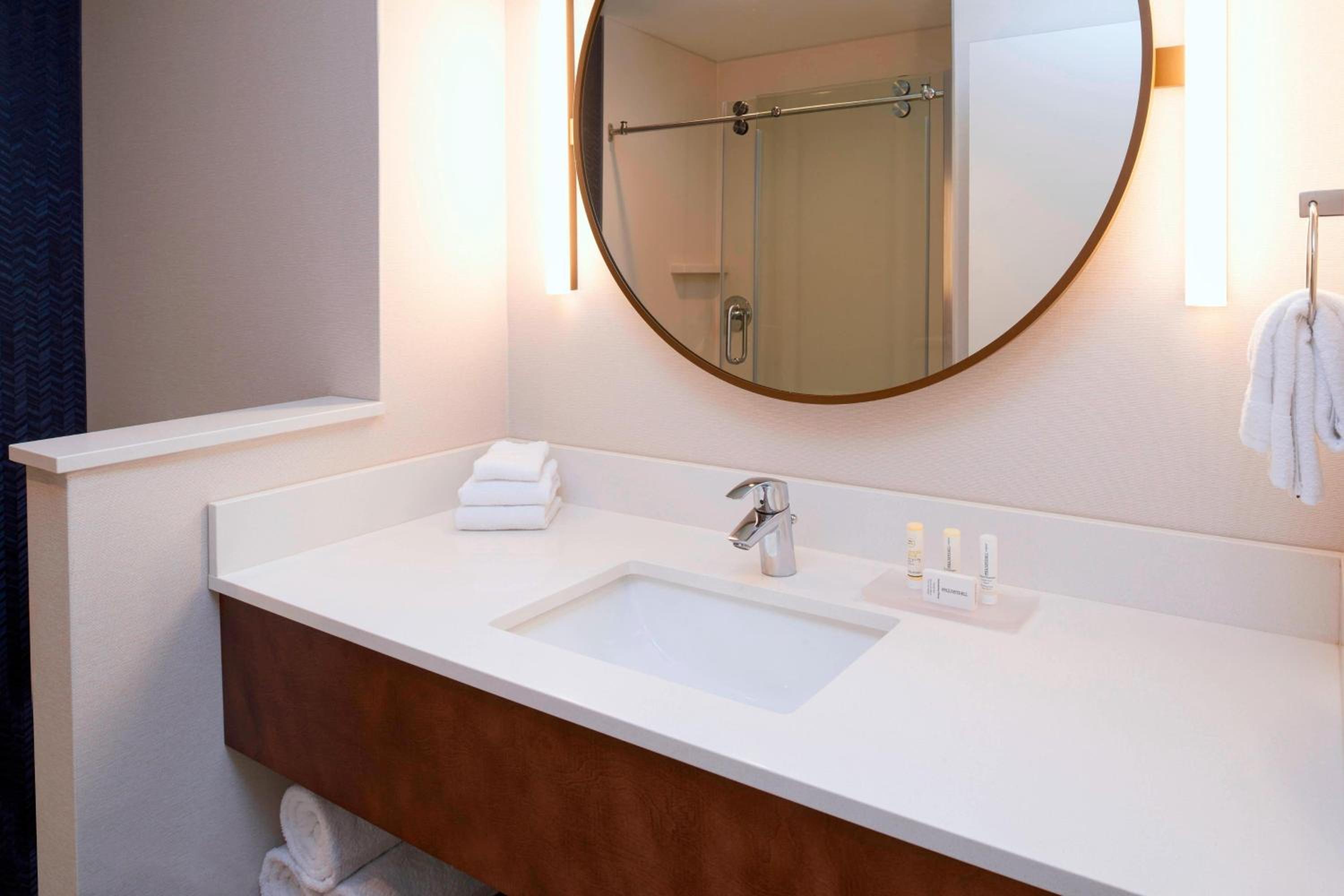 Queen Room with Two Queen Beds and Adapted Tub - Mobility and Hearing Accessible photo 2